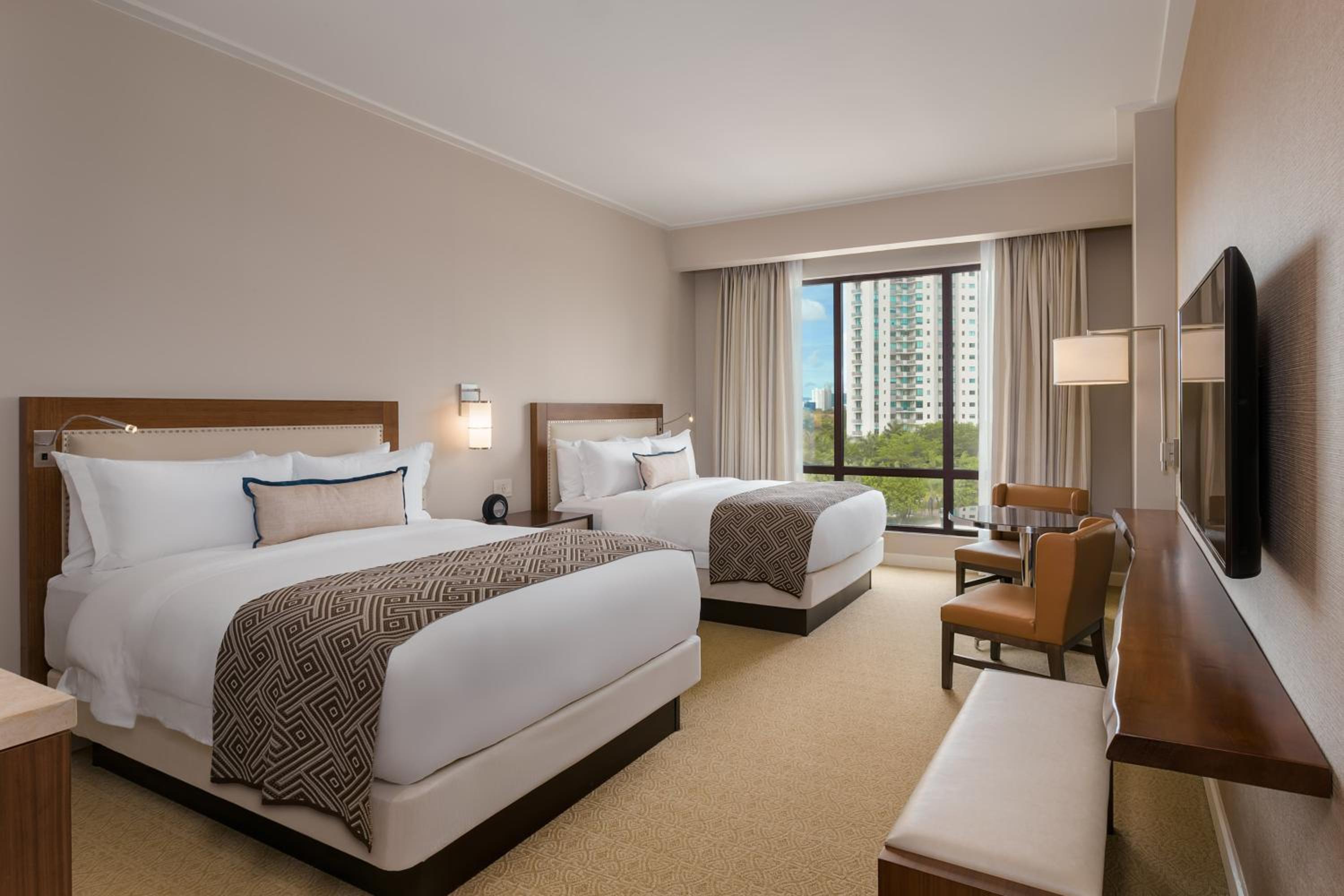 Deluxe Urban View, Guest room, 2 Queen, City view