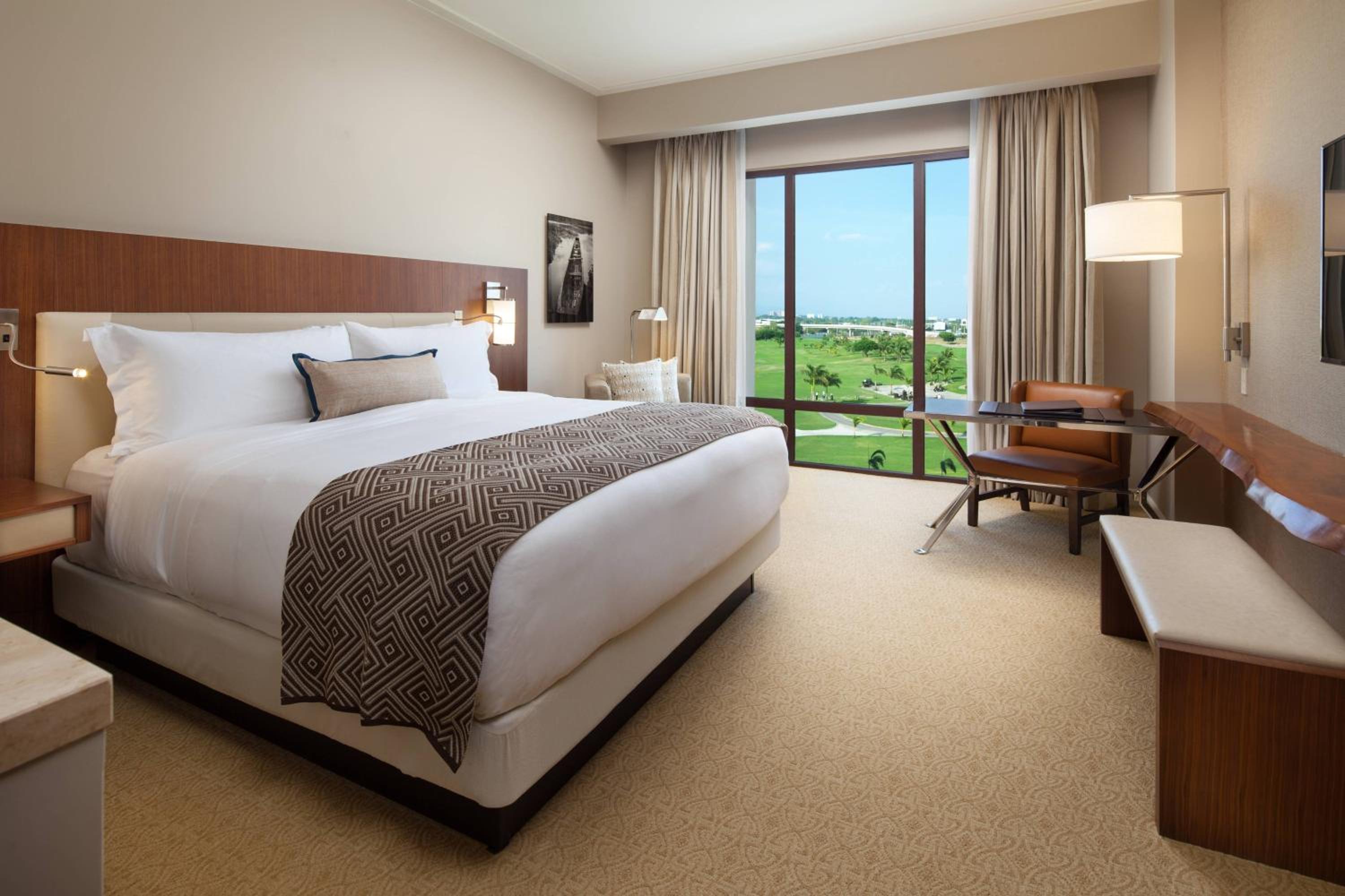 Deluxe Golf View, Guest room, 1 King, Golf view photo 3