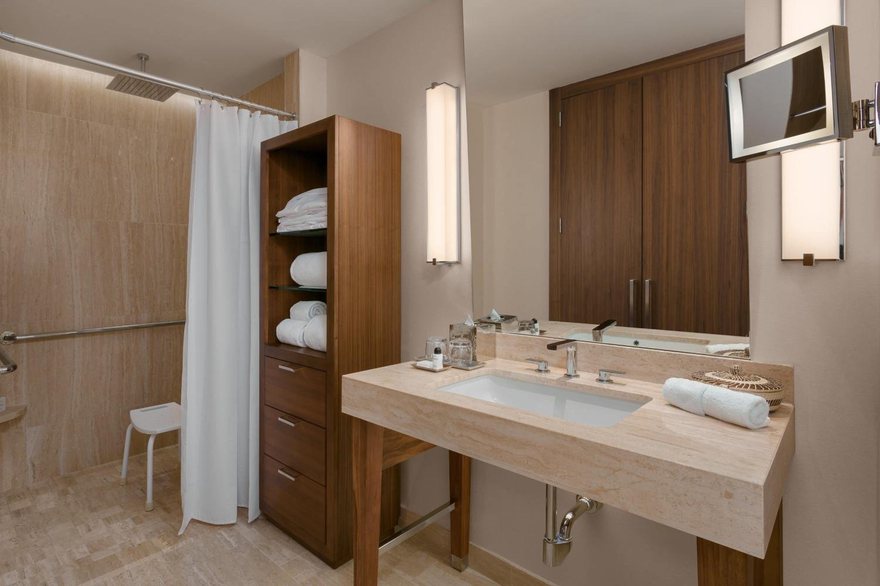 Deluxe Urban View, Guest room, 2 Queen, City view