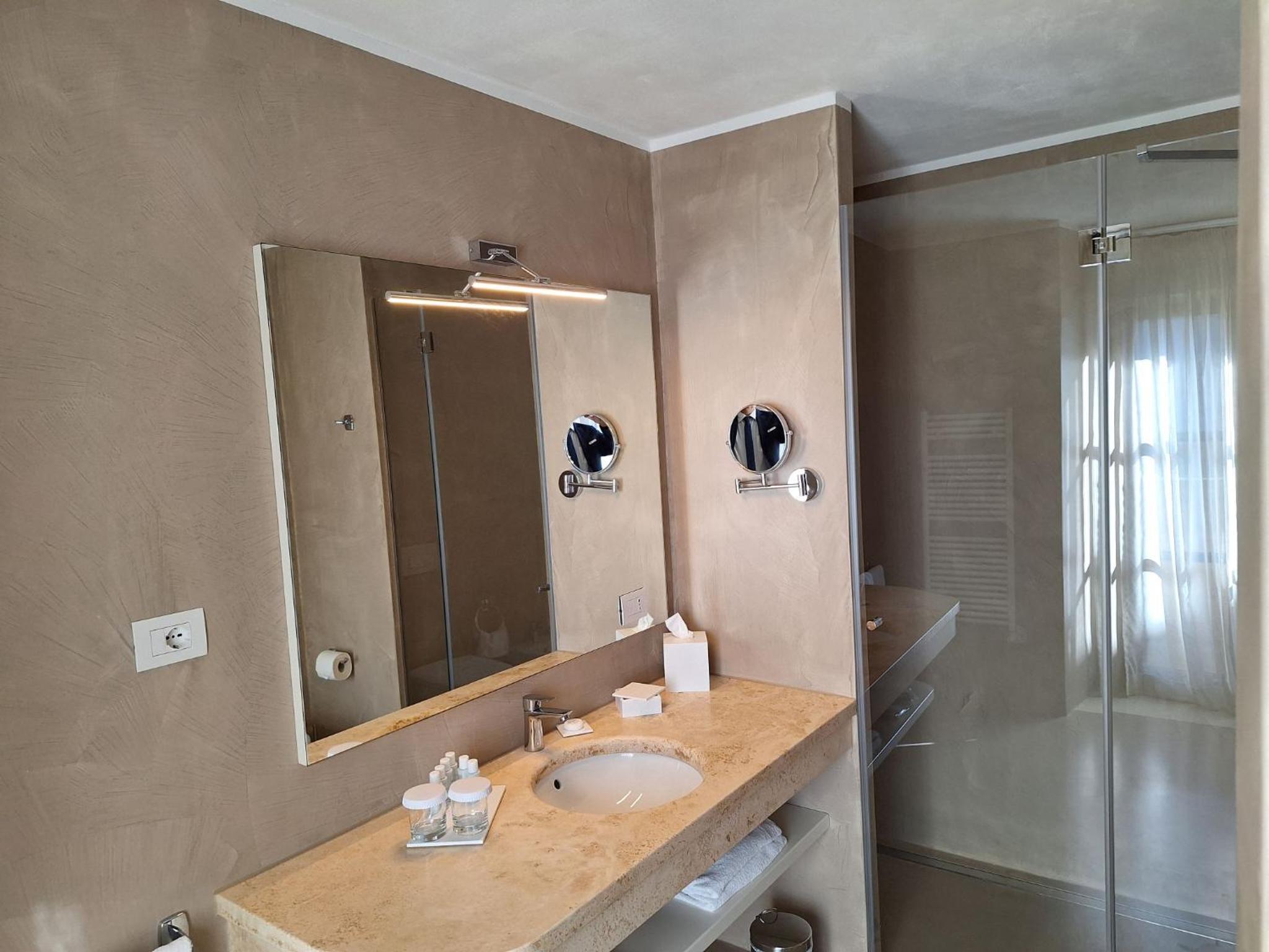 Standard King Room - Photo 3
