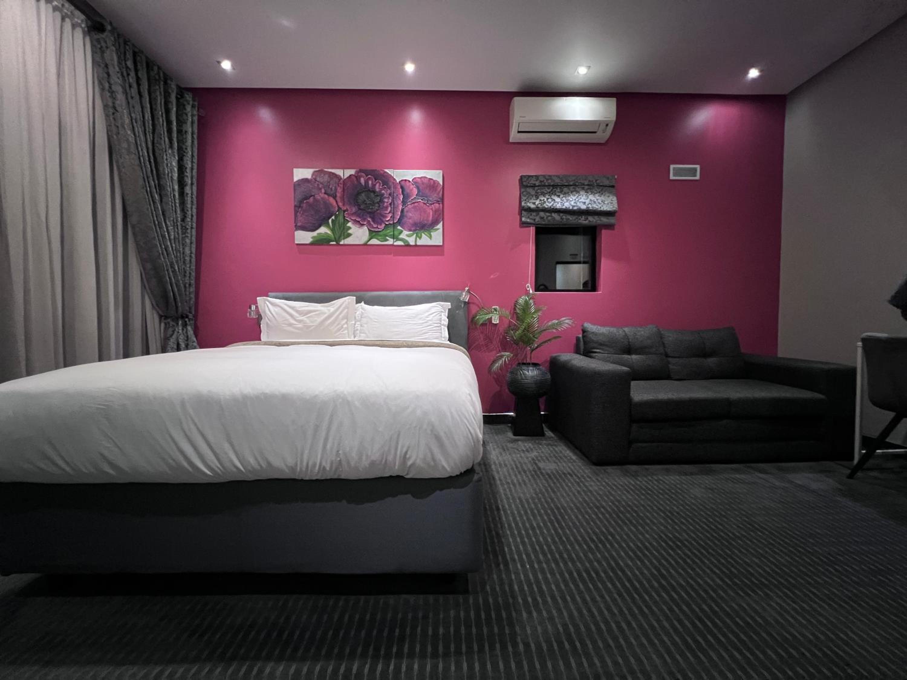Queen Room photo 1