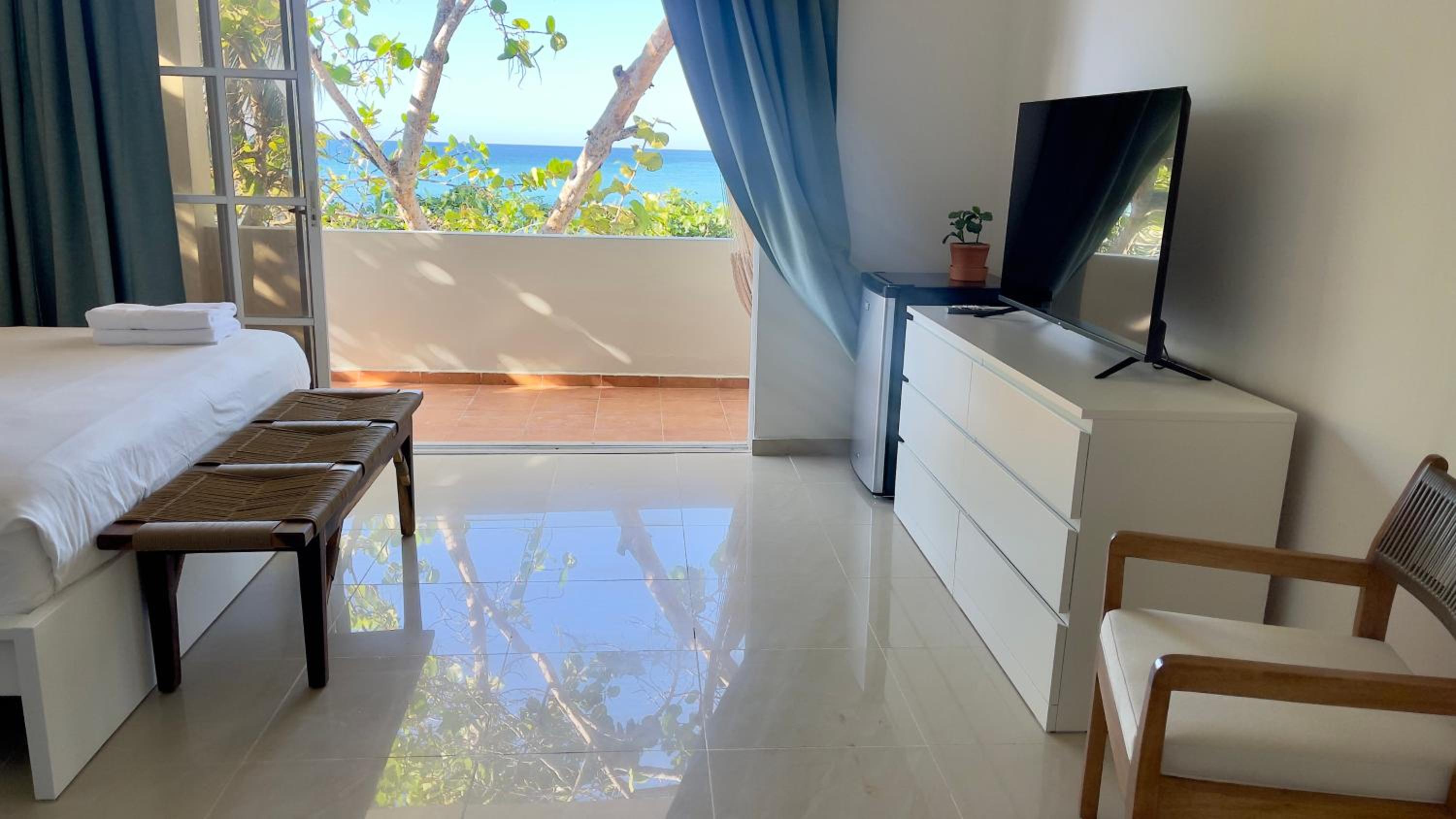Deluxe Double Room with Balcony and Sea View photo 2