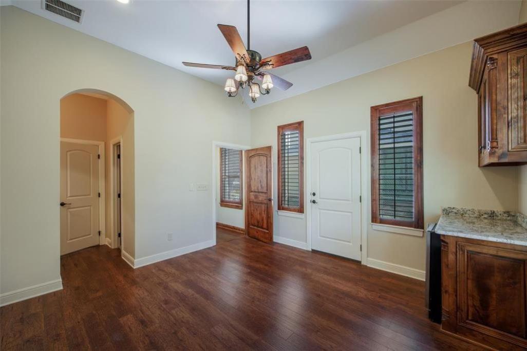 Three-Bedroom House photo 3