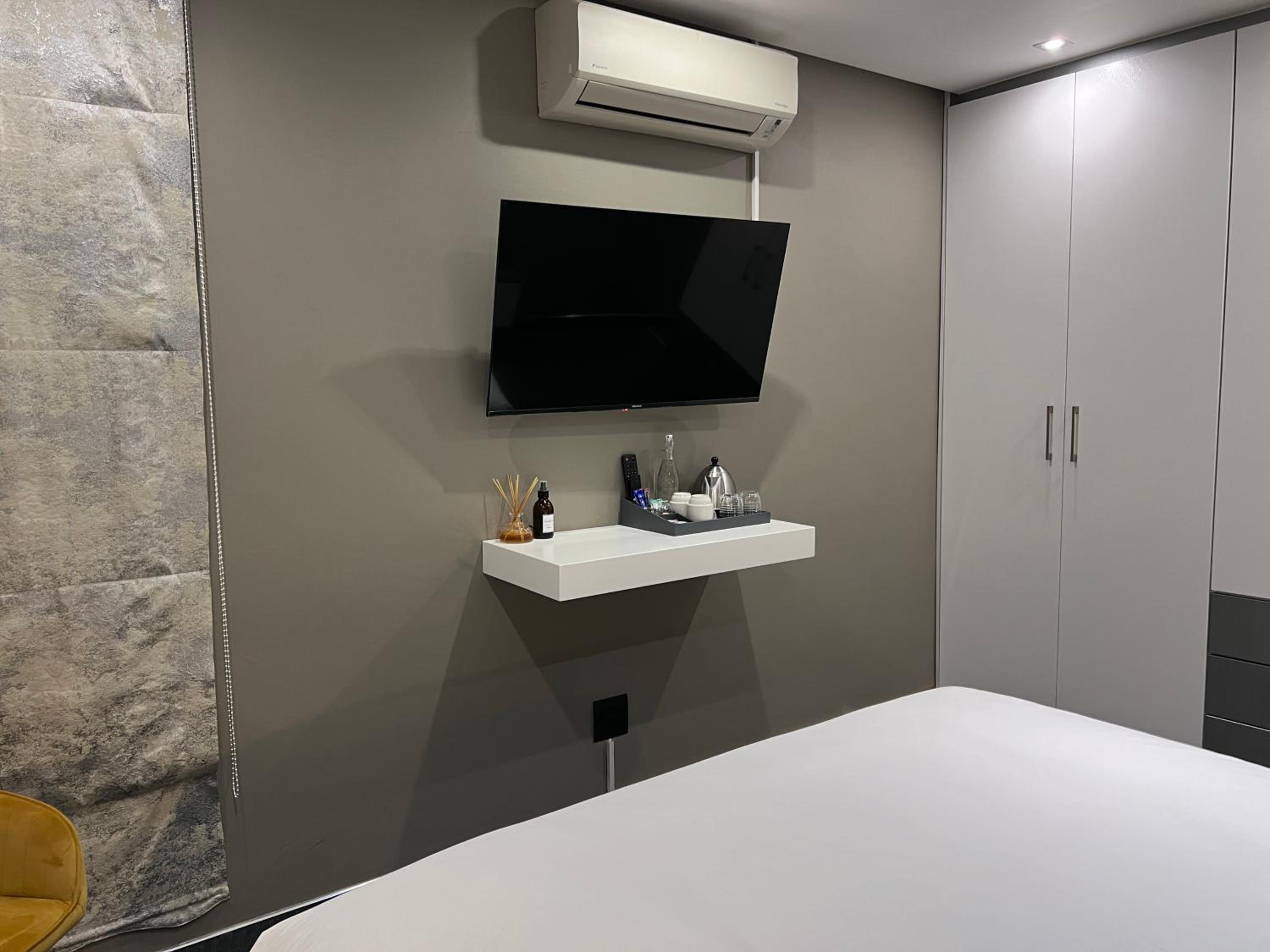 Queen Room - Photo 15