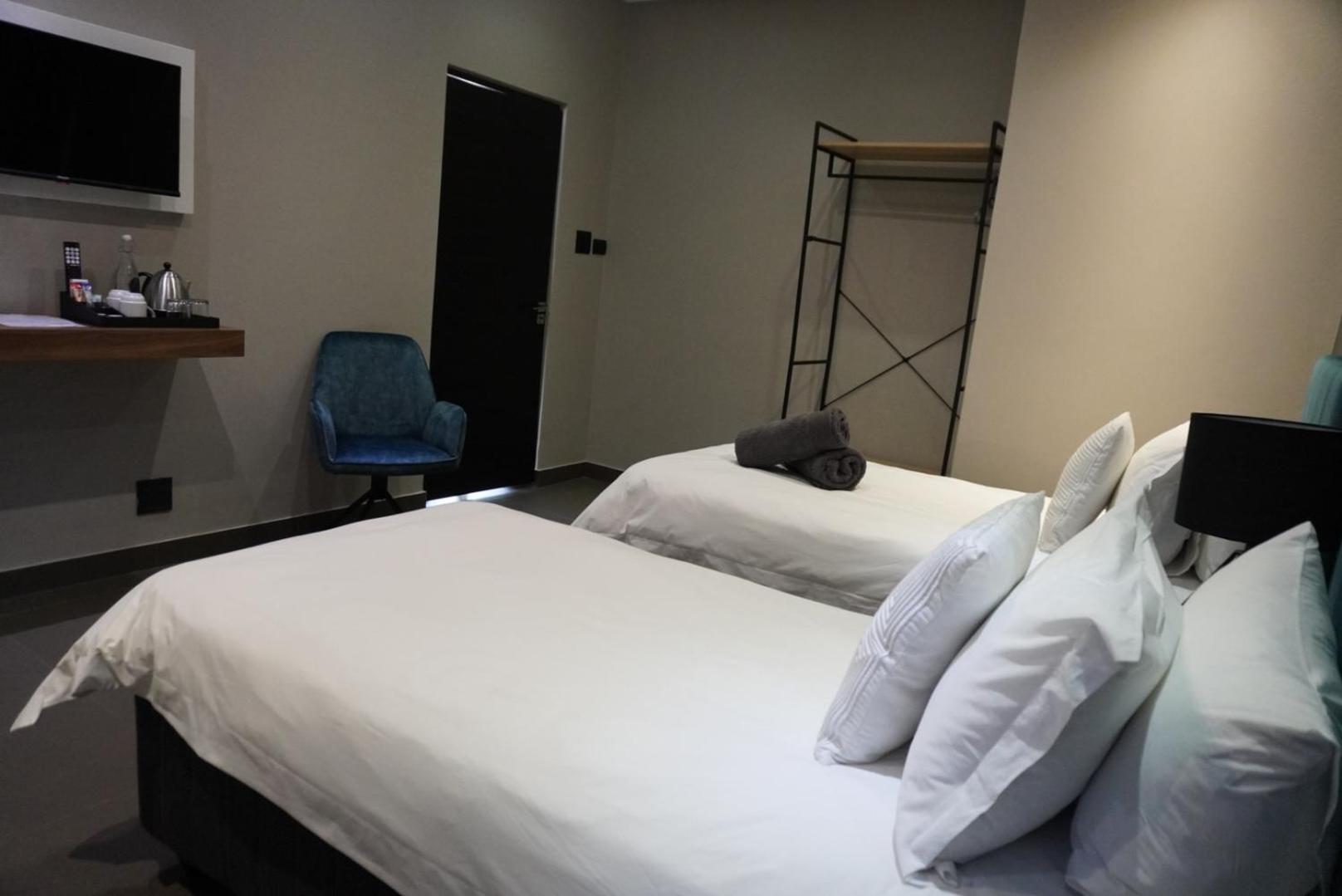 Standard Twin Room - Photo 5