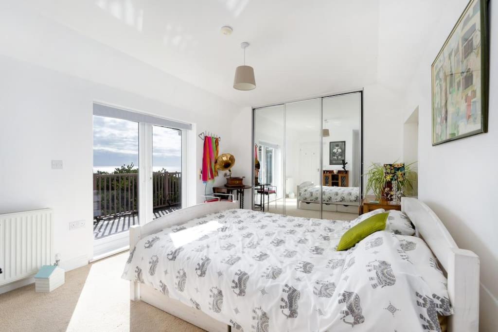 Five-Bedroom House photo 1