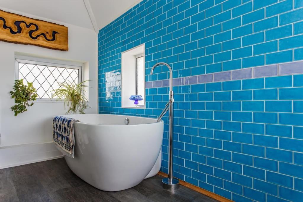Five-Bedroom House photo 2