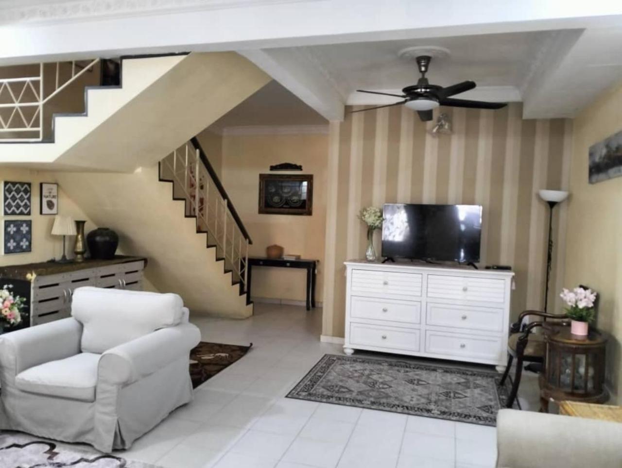 Three-Bedroom House photo 2