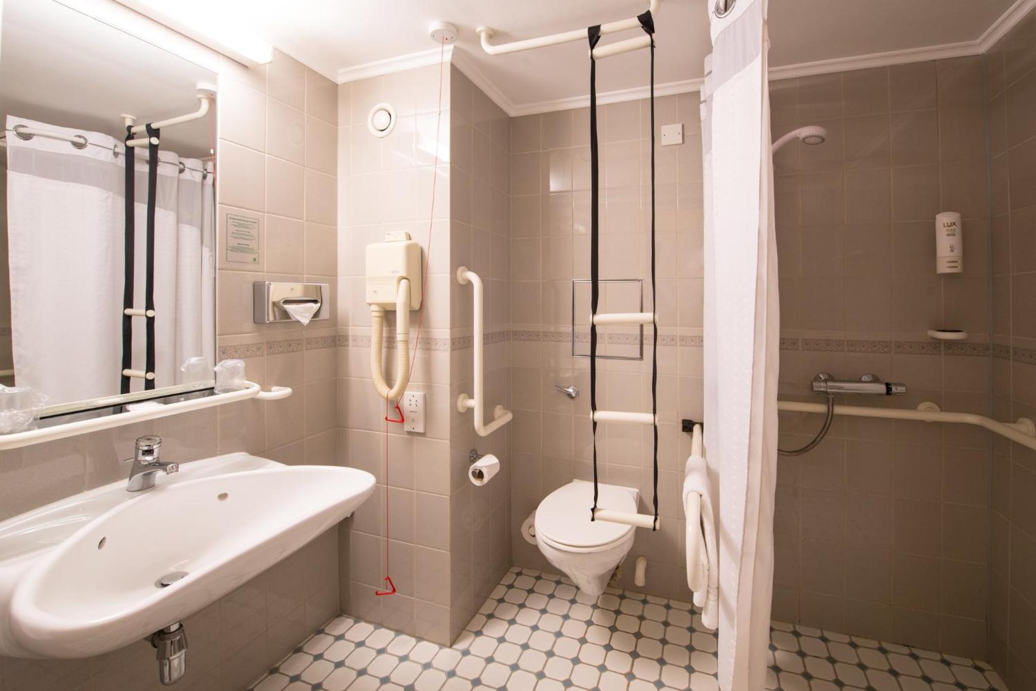 Standard Queen Room - Disability Access - Photo 9