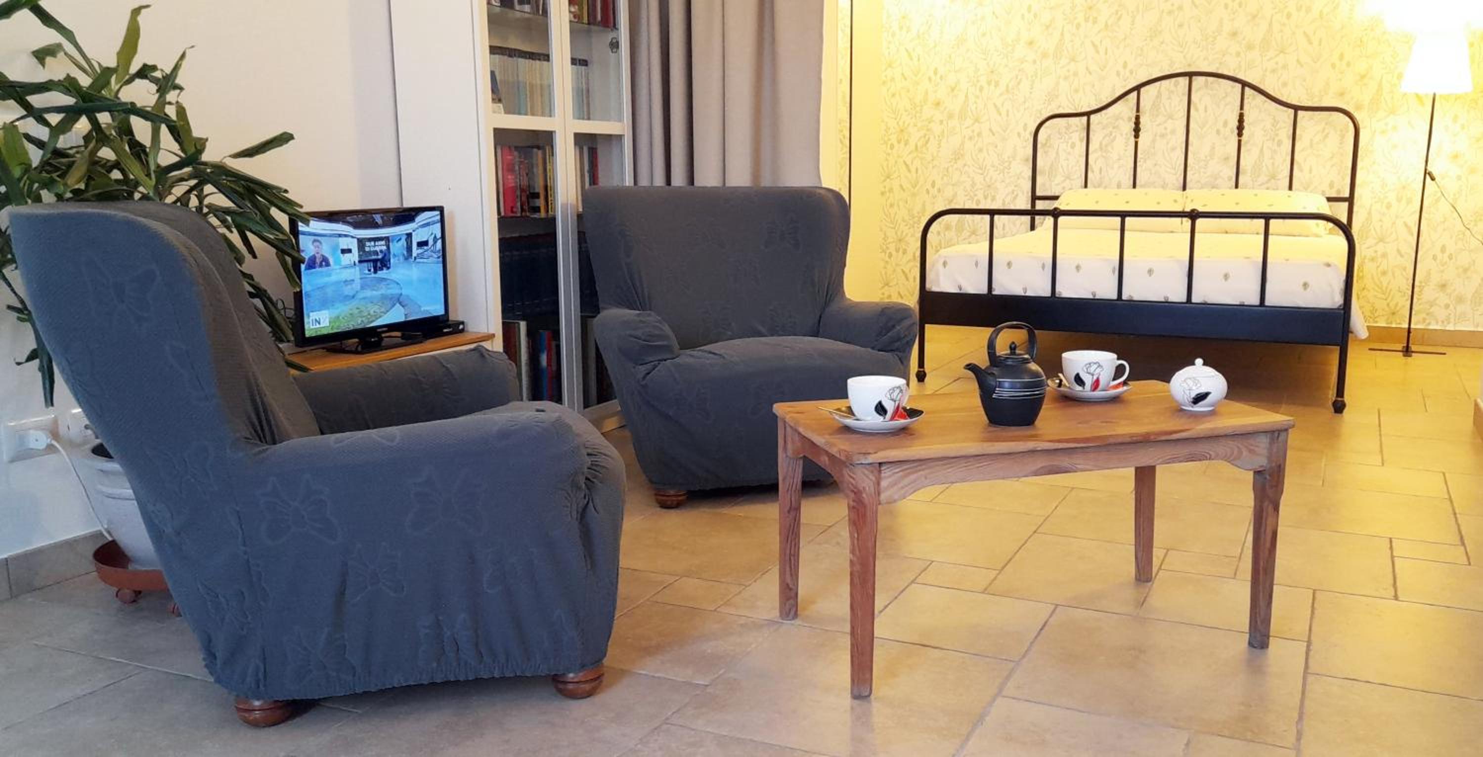 One-Bedroom Apartment photo 1