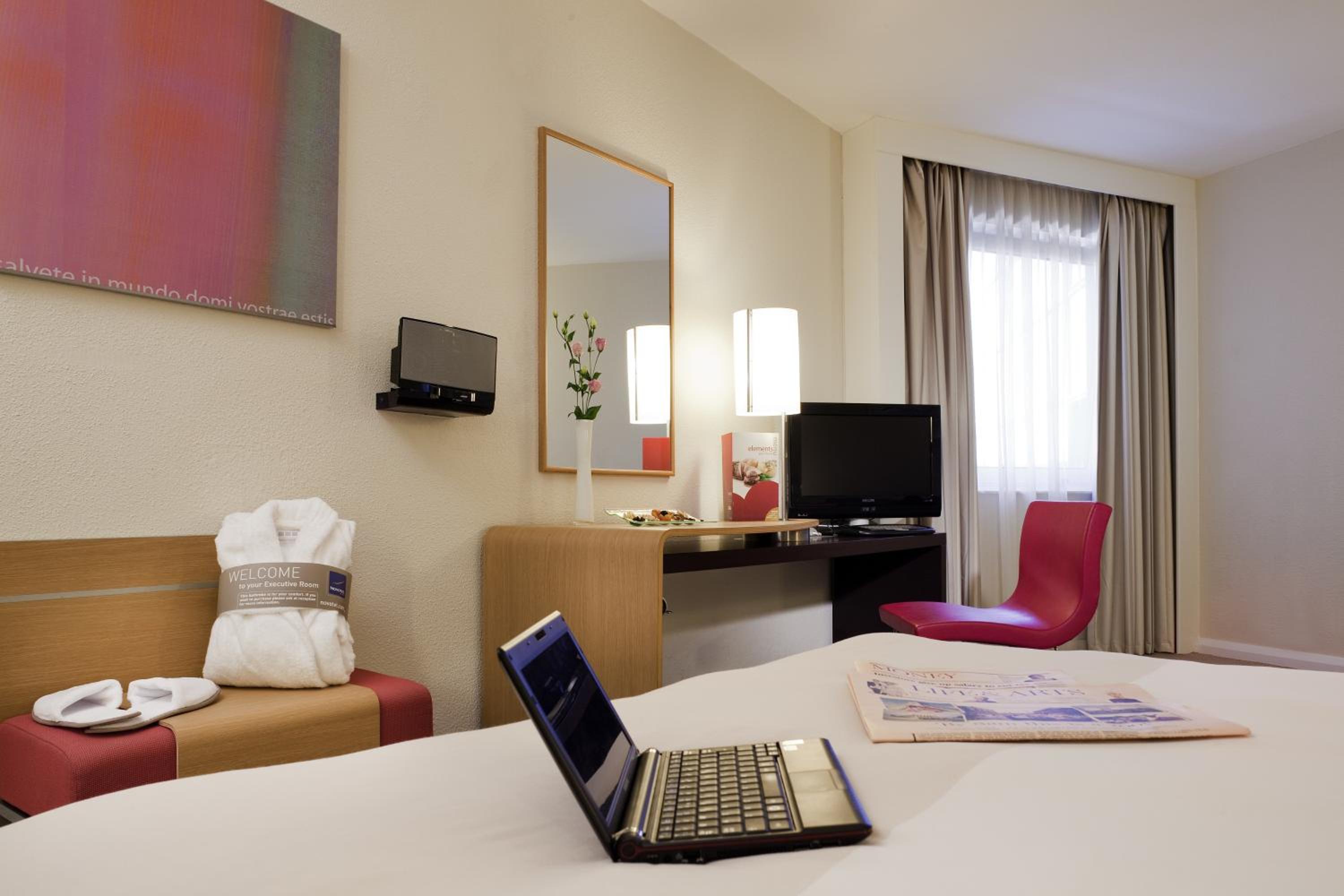 Executive Queen Room With Sofa Bed - Photo 2