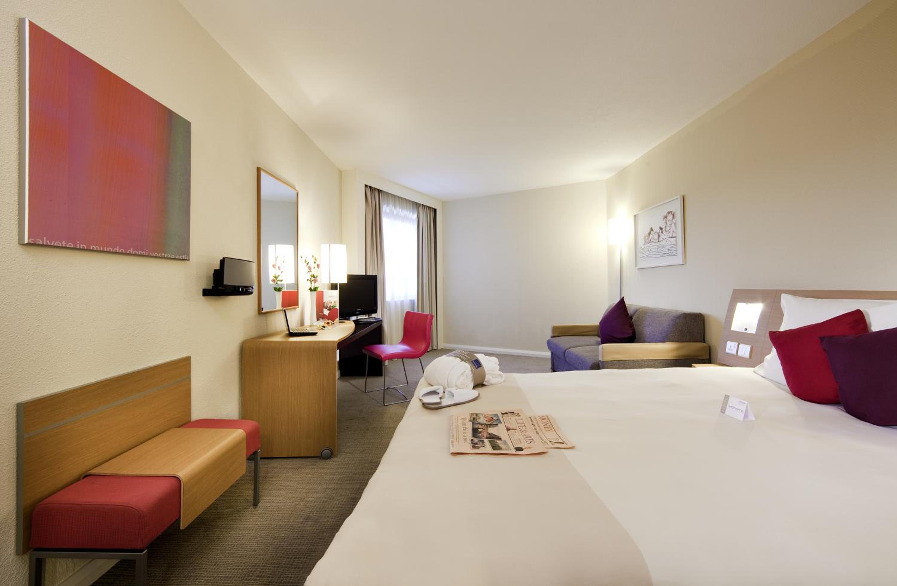 Executive Queen Room With Sofa Bed - Photo 7