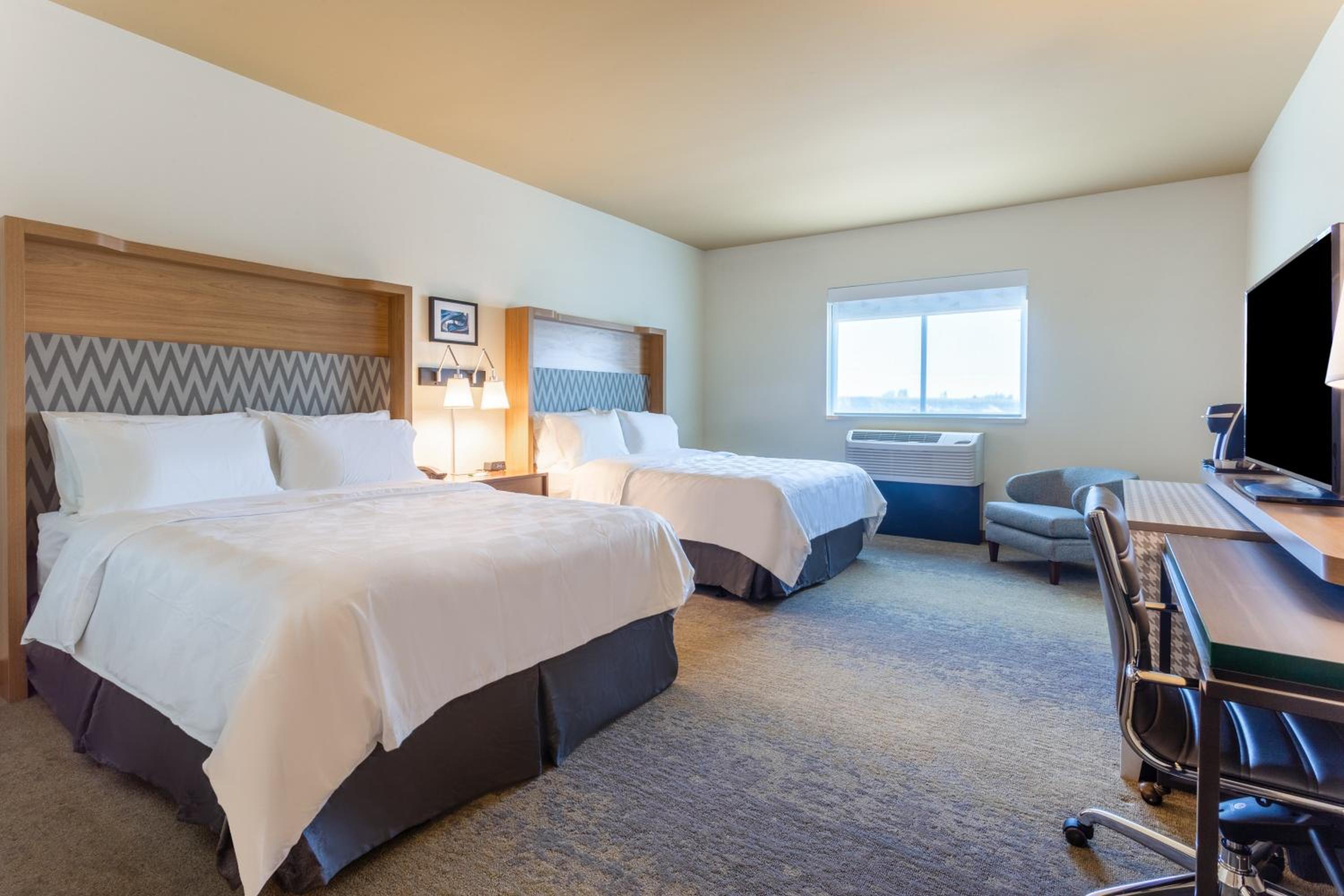 Standard Room with Two Queen Beds - Photo 5