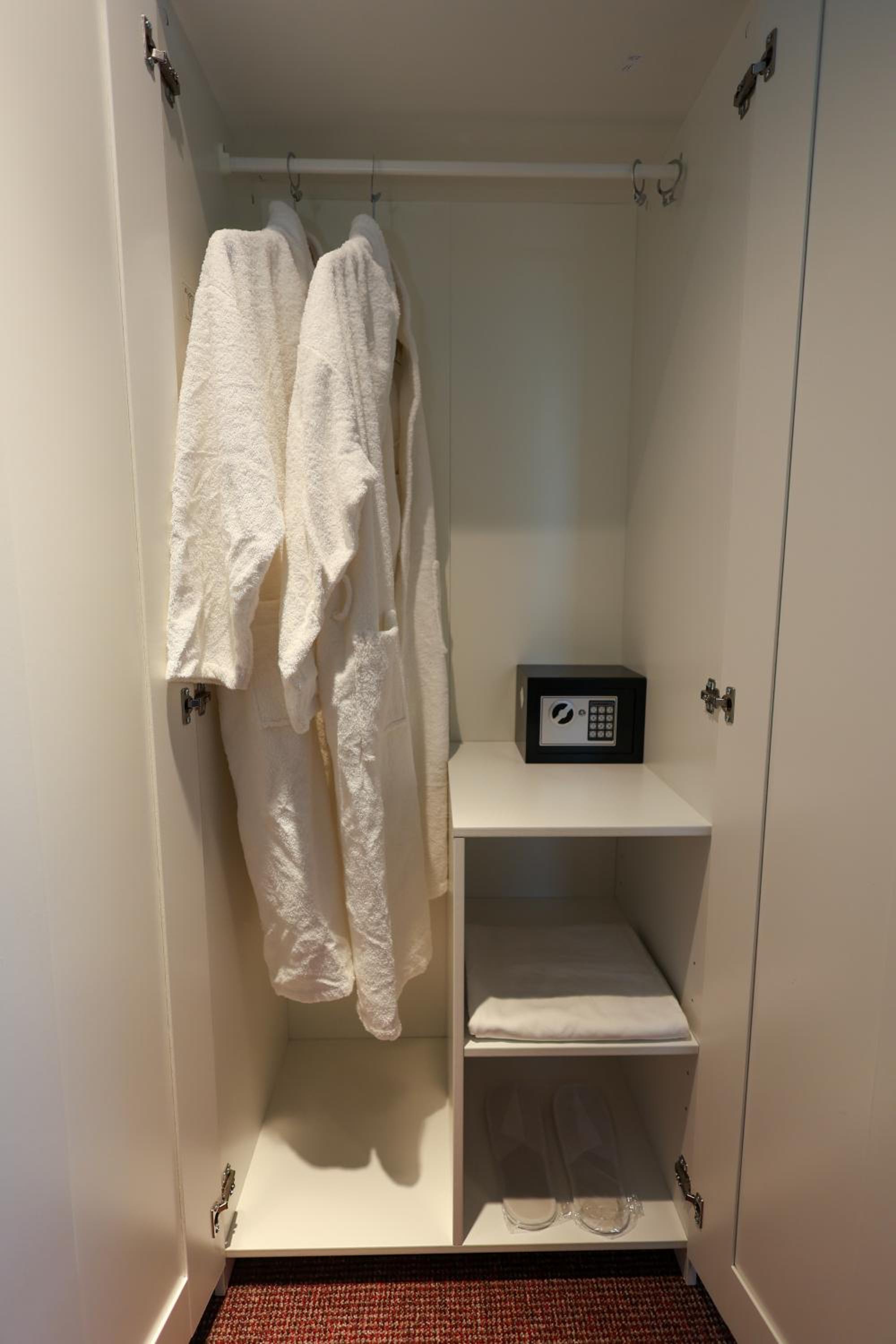 Standard Double Room - Photo 16