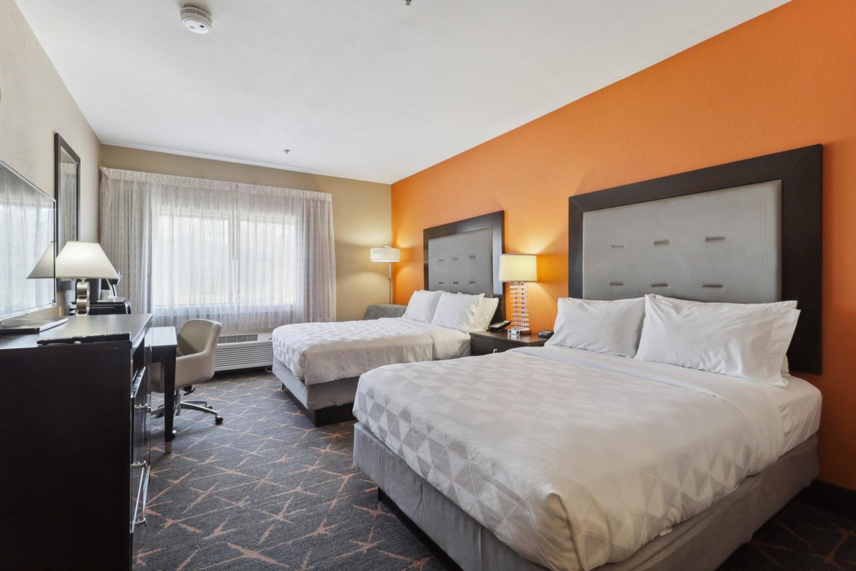 Standard Queen Room with Two Queen Beds - Photo 6