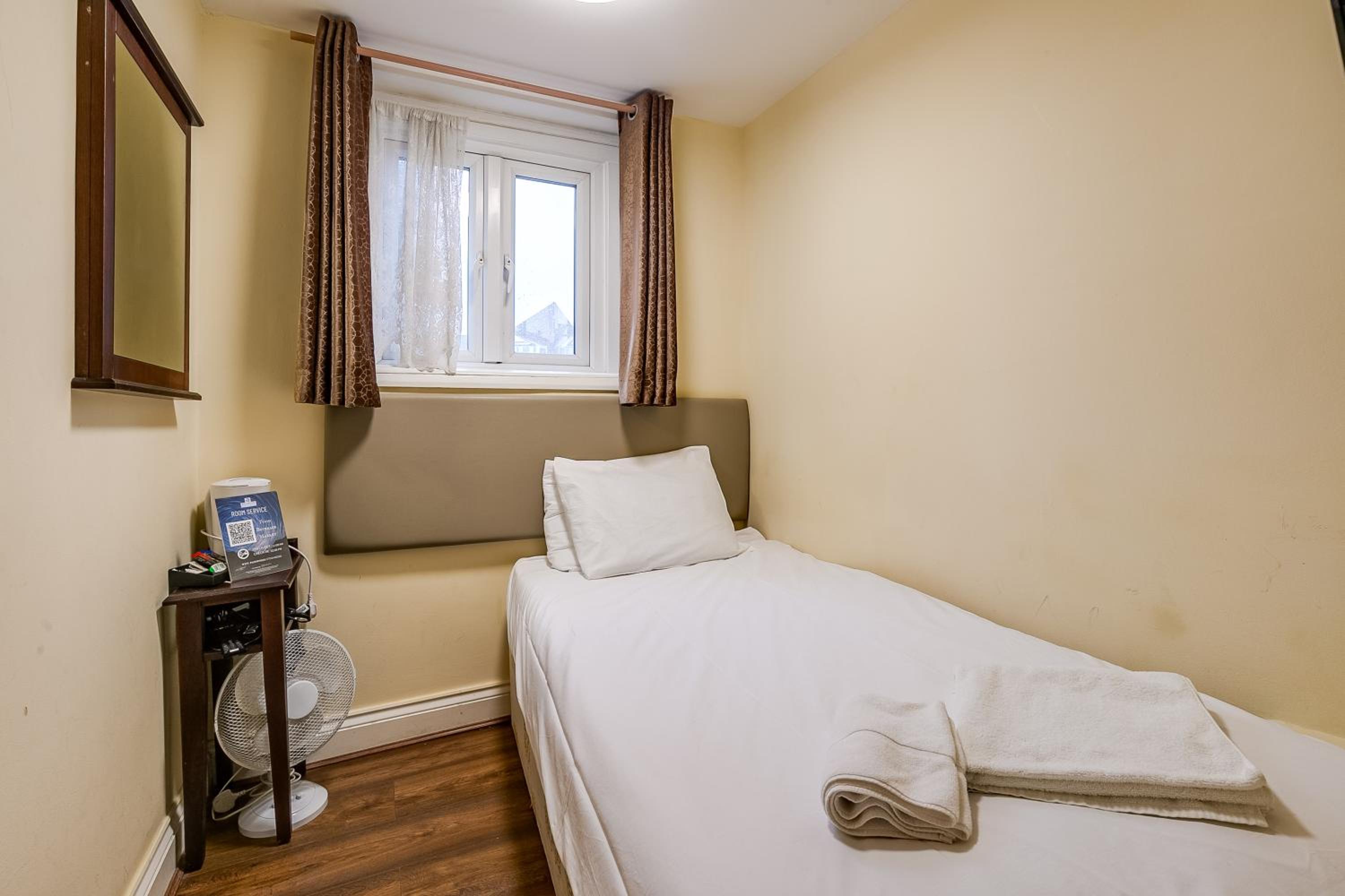 Basic Single Room with Shared Bathroom photo 1