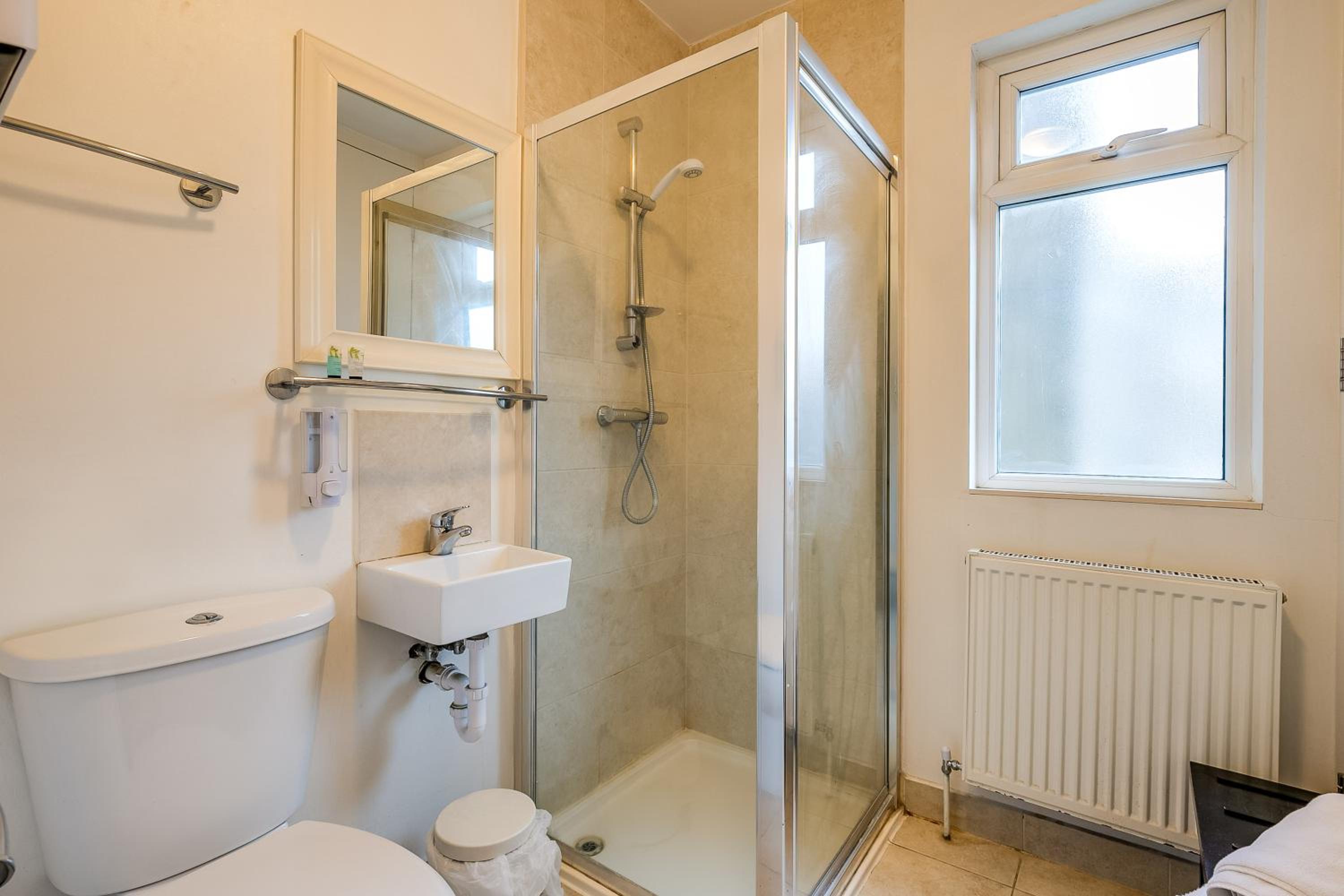 Basic Single Room with Shared Bathroom photo 2