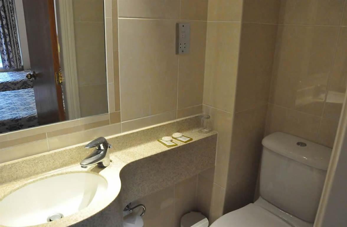 Twin Room with Bathroom photo 3