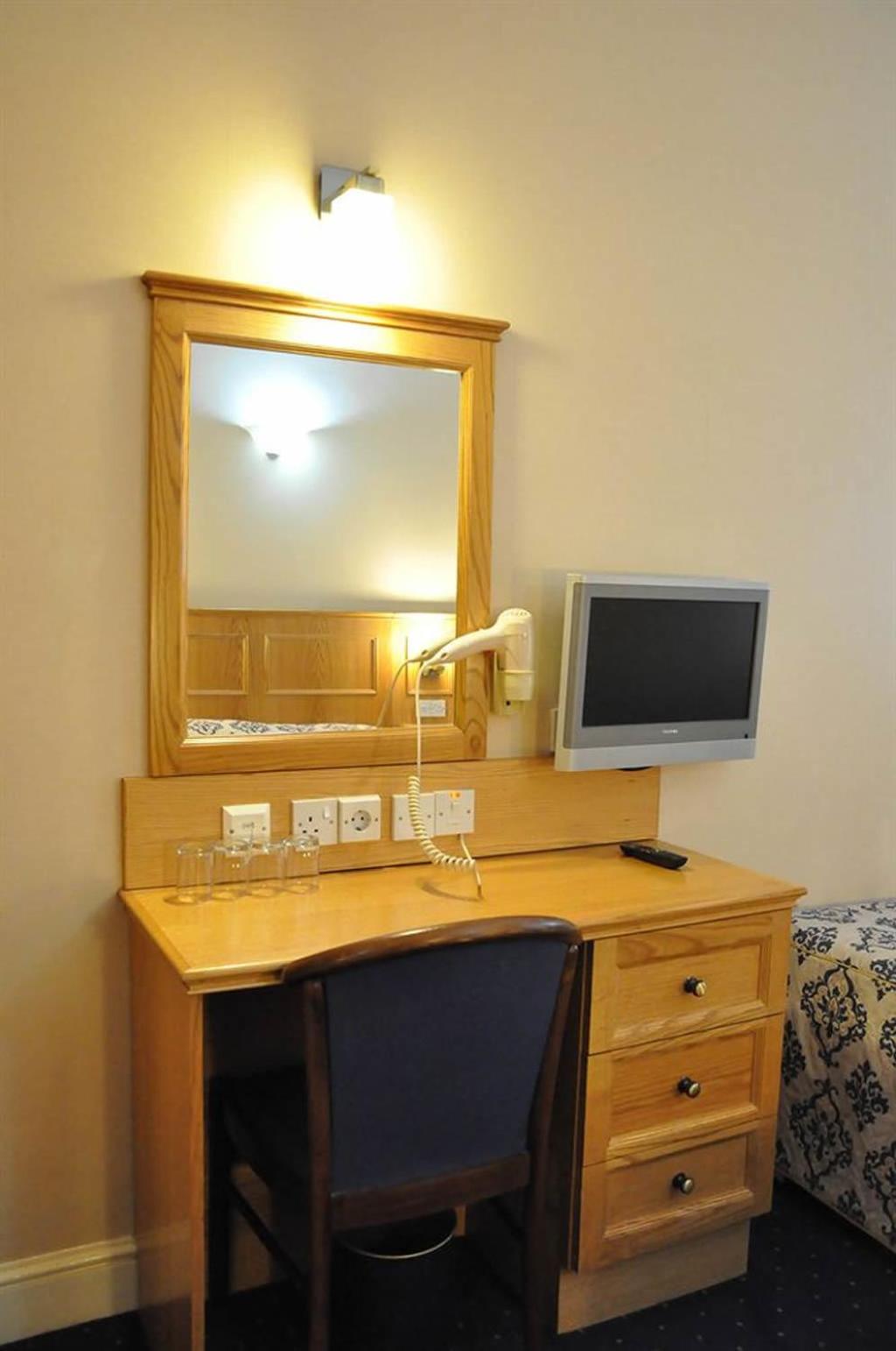 Twin Room with Bathroom photo 1