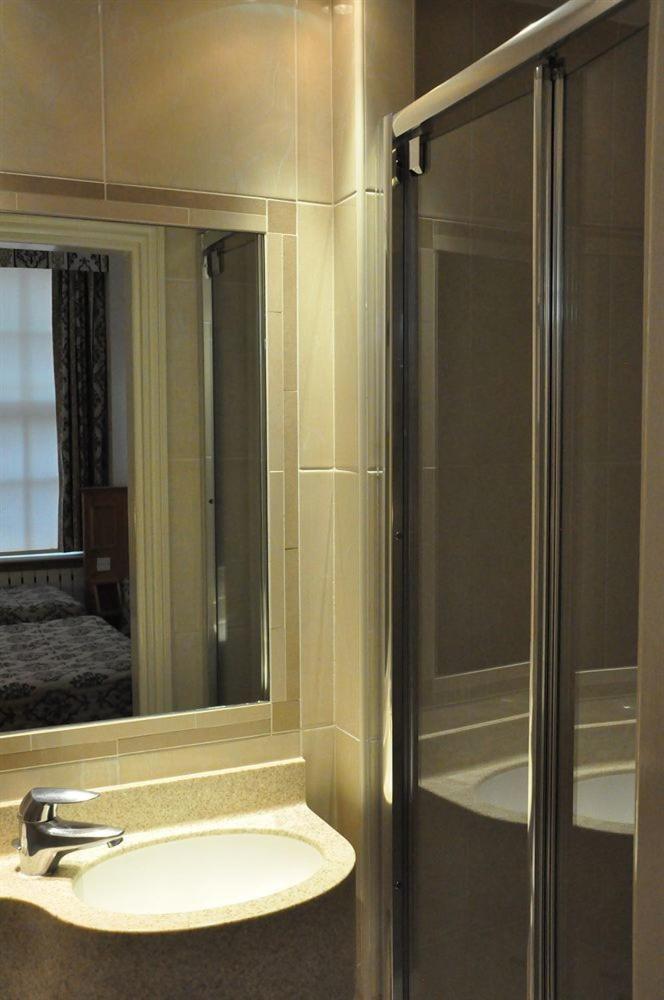 Single Room with Bathroom photo 2