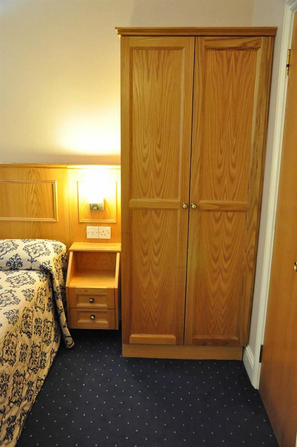 Single Room with Bathroom photo 3