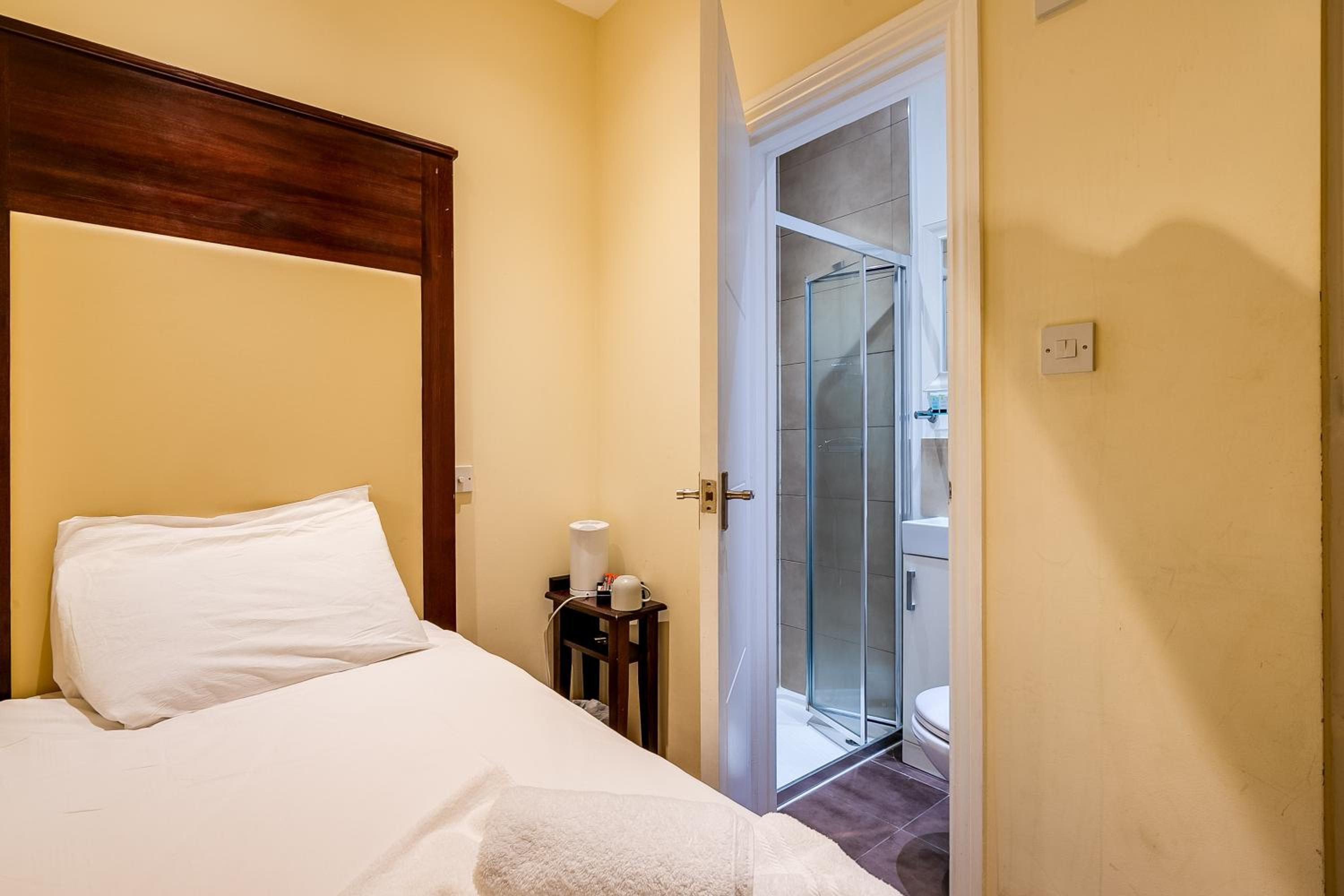 Single Room - No Window photo 2