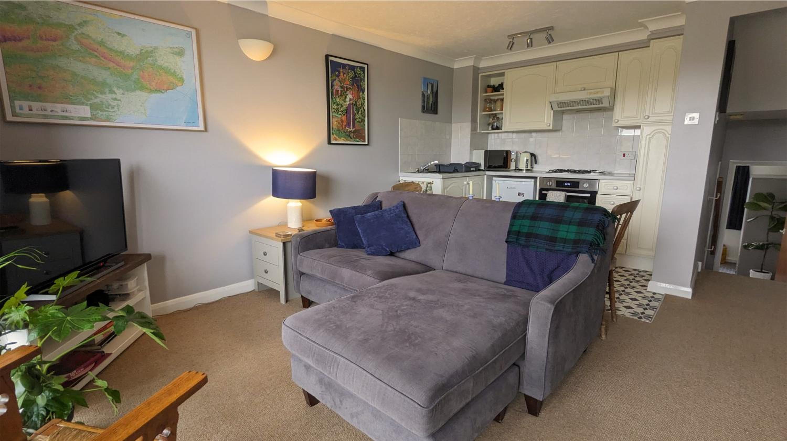 One-Bedroom Apartment photo 1