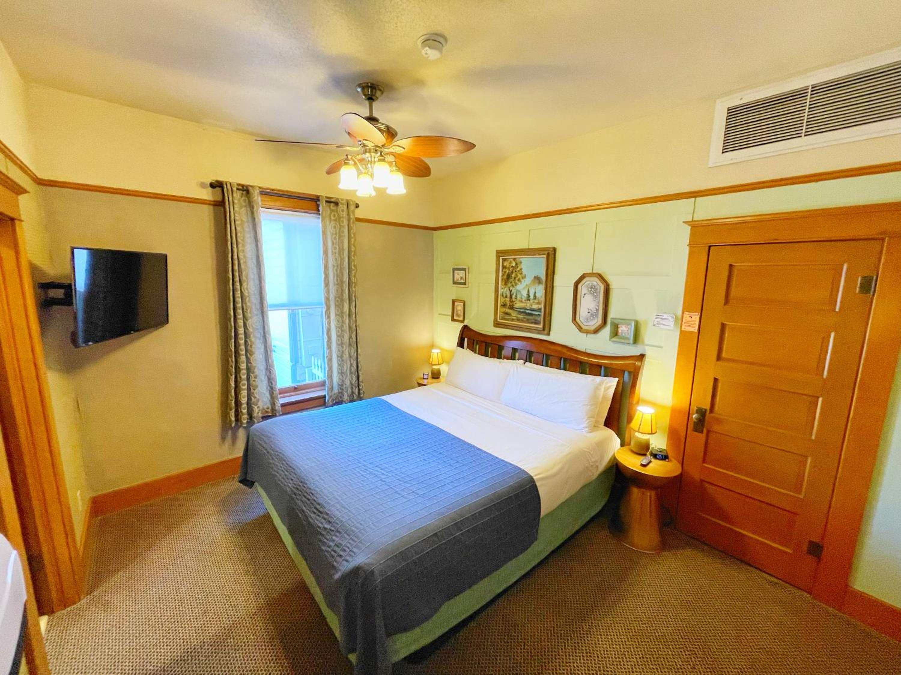 Queen Room photo 2