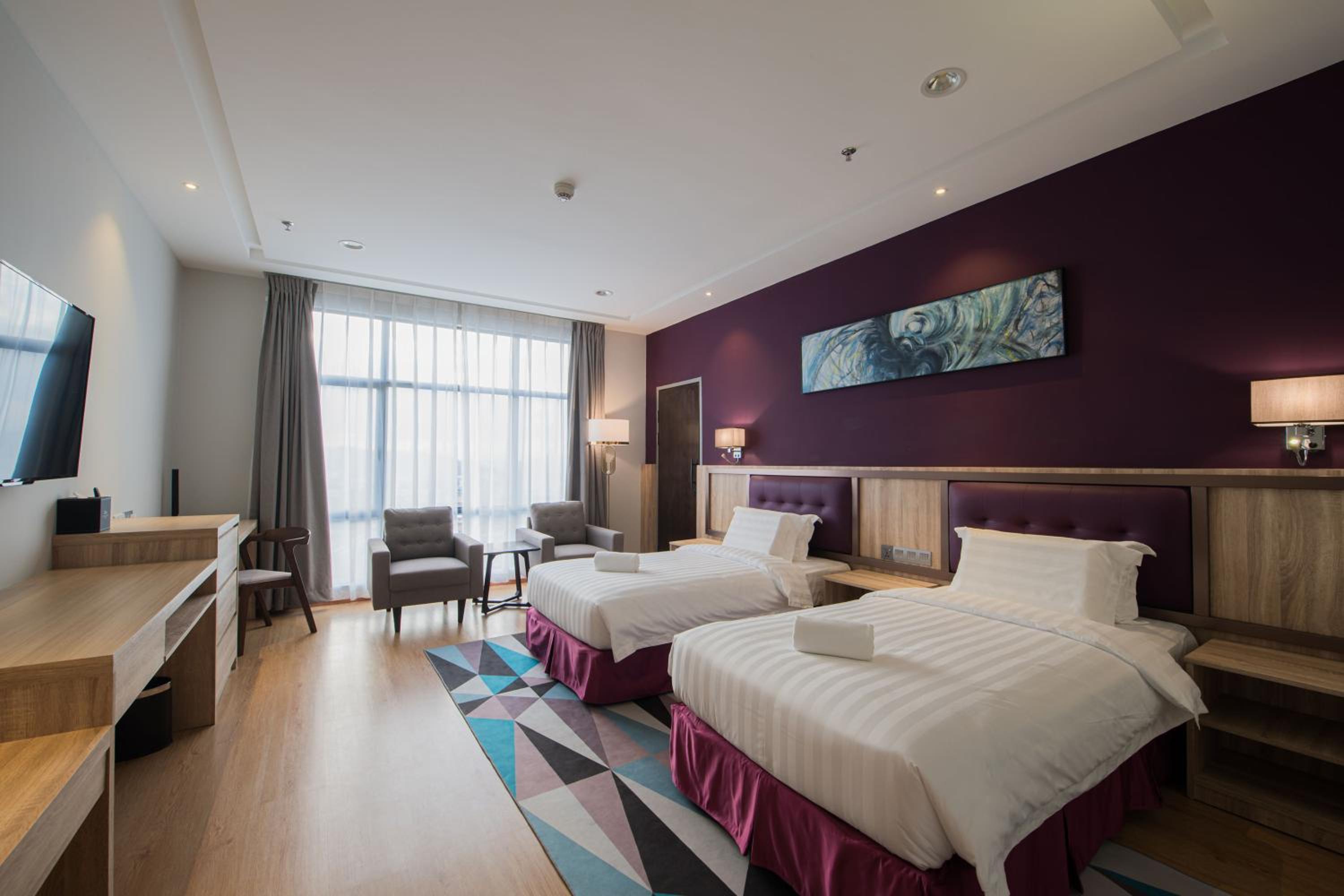 Twin Room with City View - Photo 3