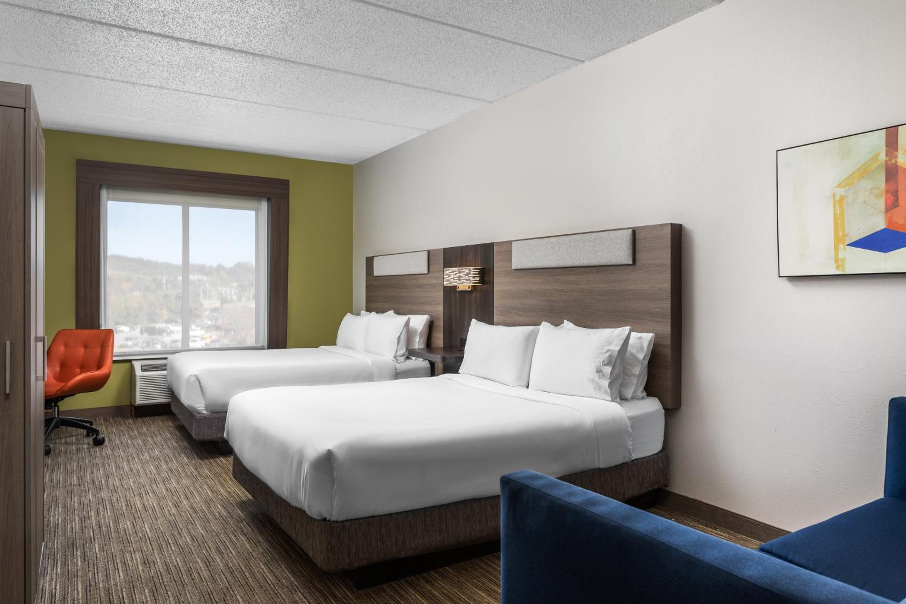 Queen Suite with Two Queen Beds - Photo 5