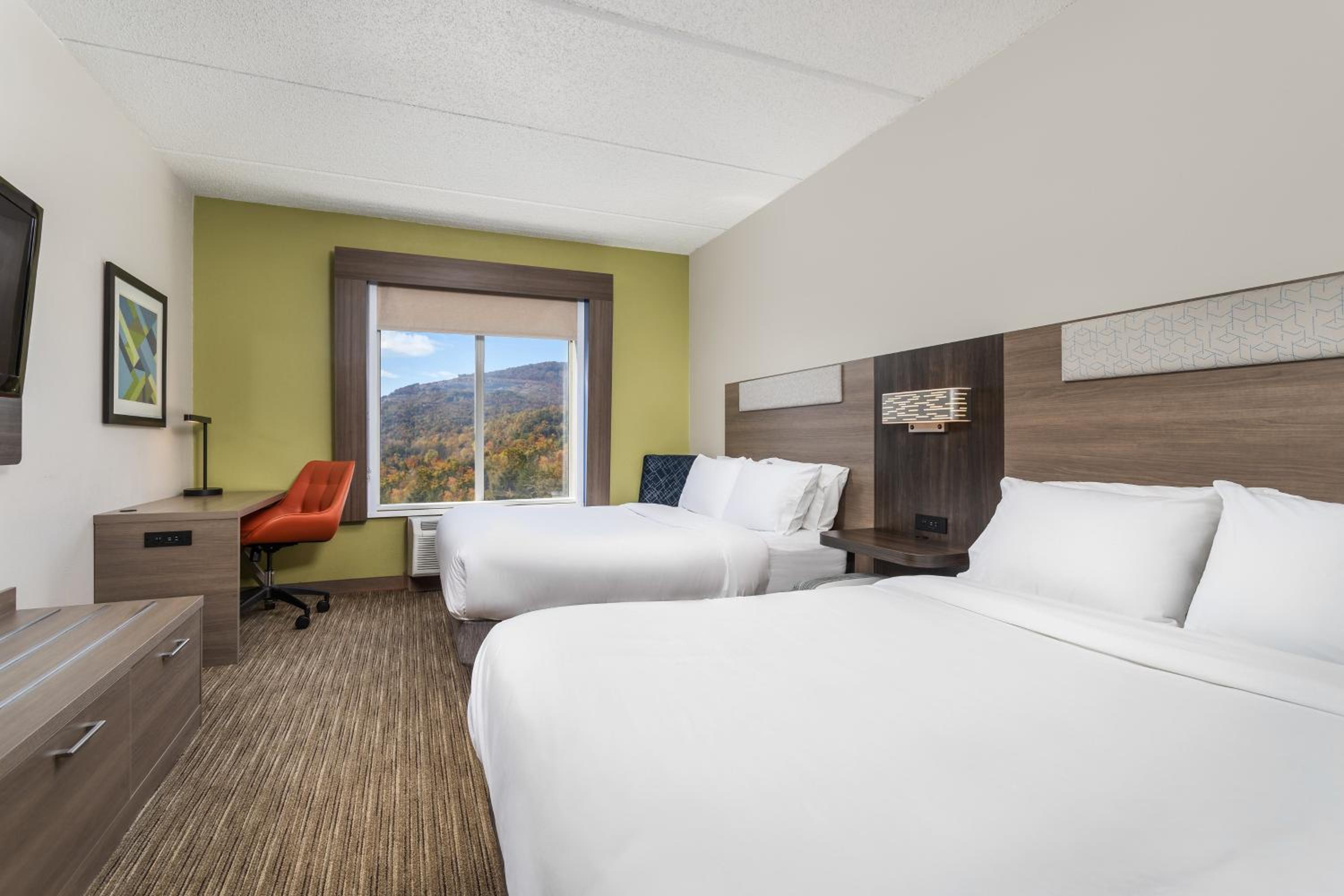 Standard Room with Two Queen Beds - Photo 7