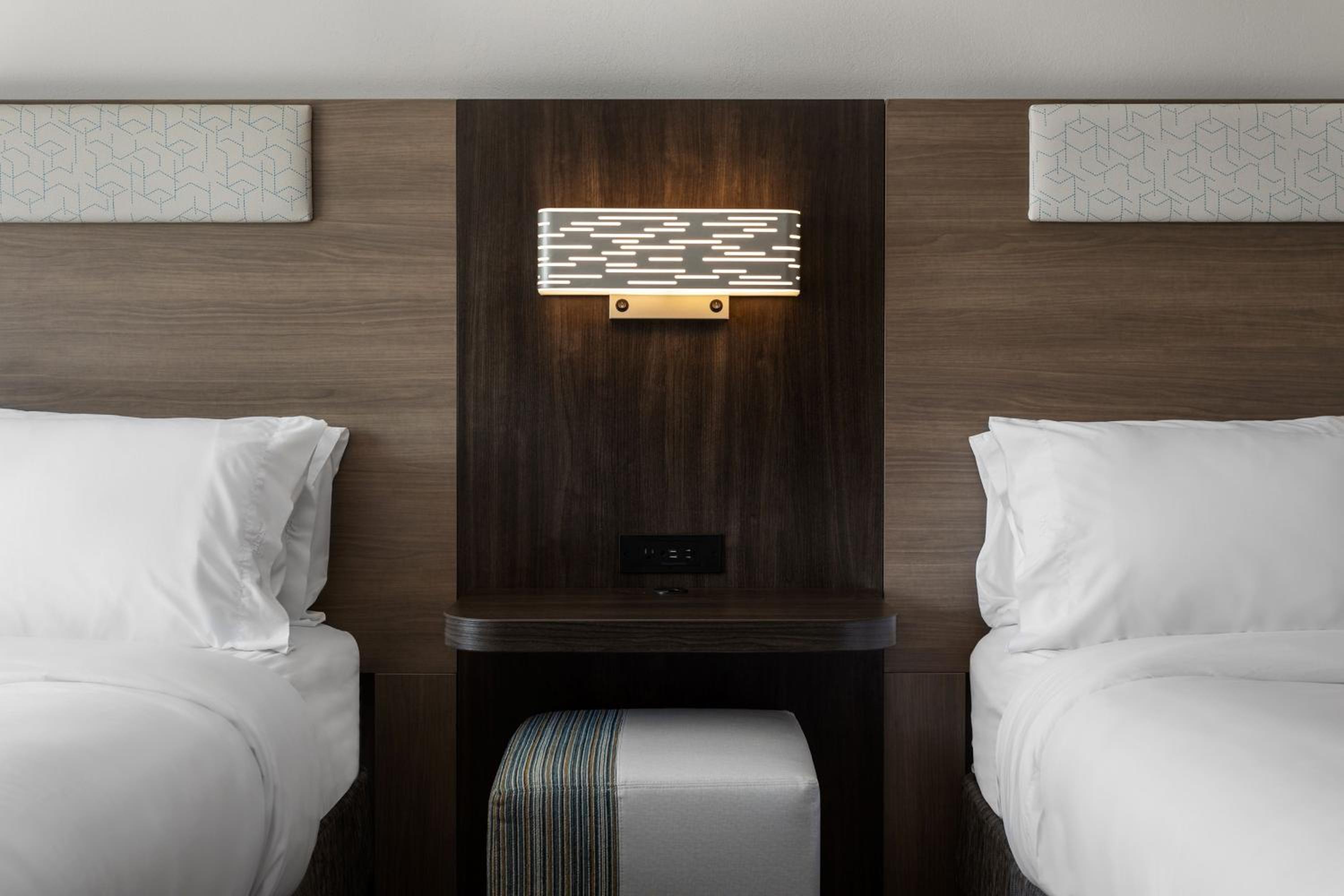 Standard Room with Two Queen Beds - Photo 8