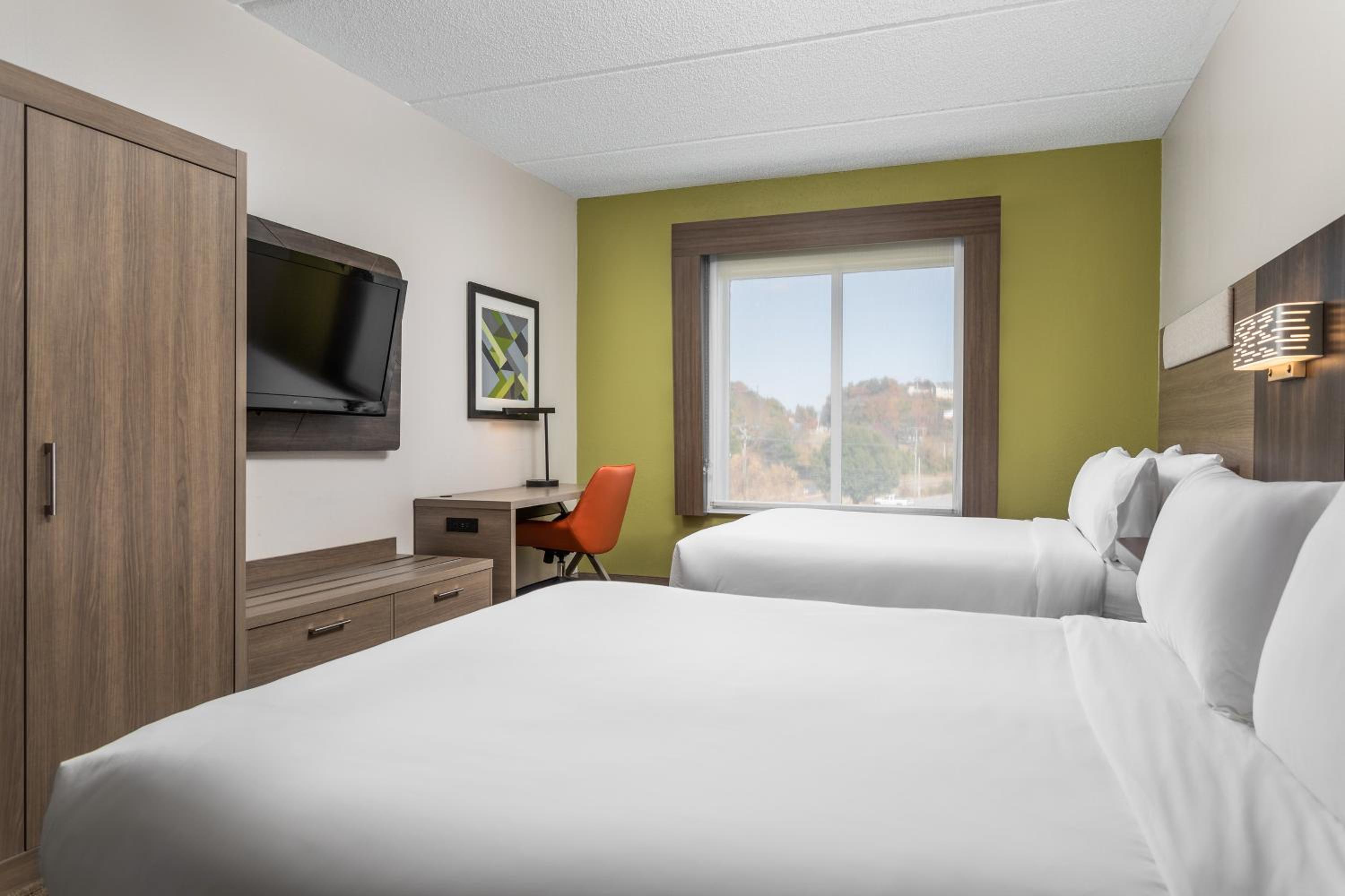 Standard Room with Two Queen Beds - Photo 2