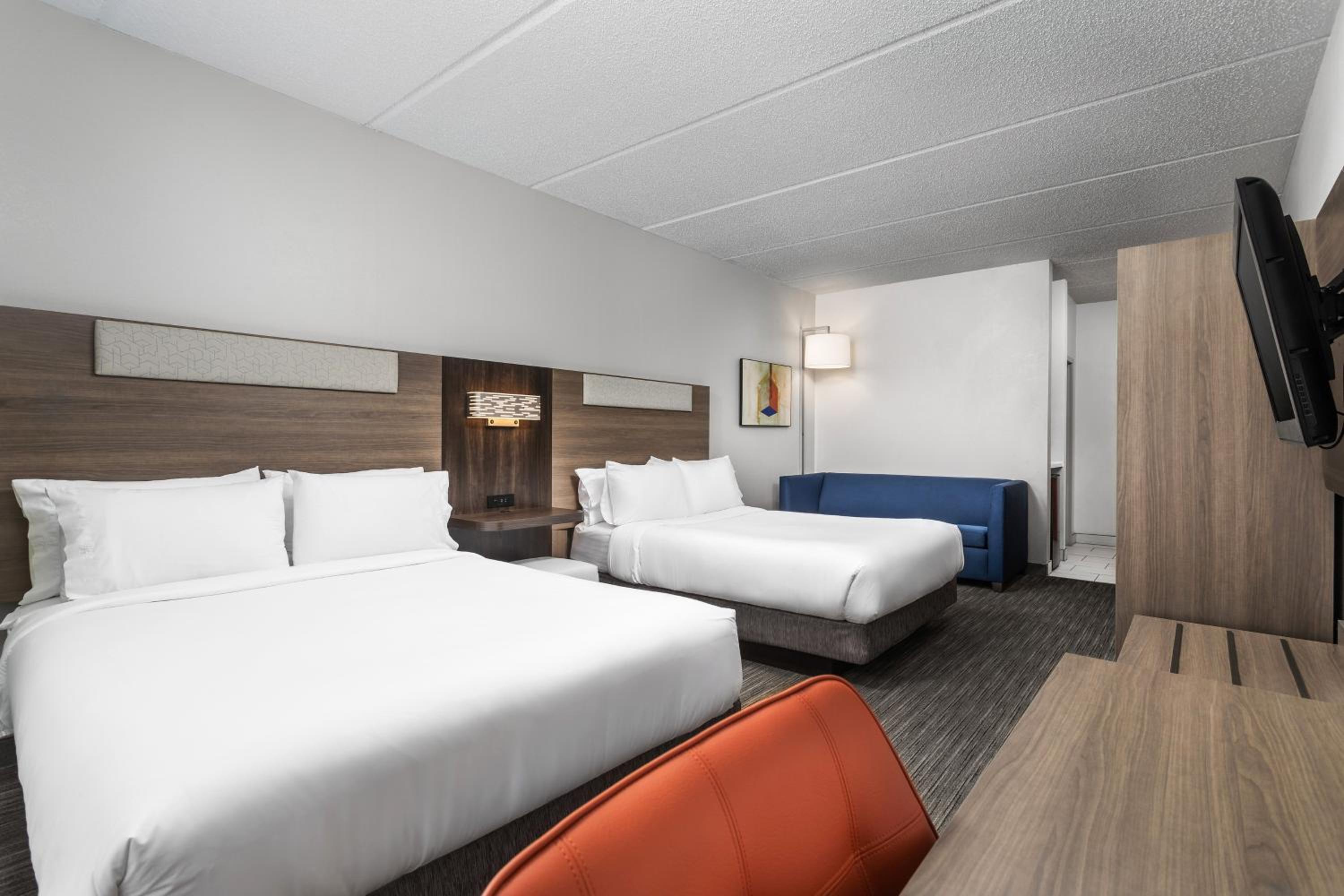 Queen Suite with Two Queen Beds - Photo 4