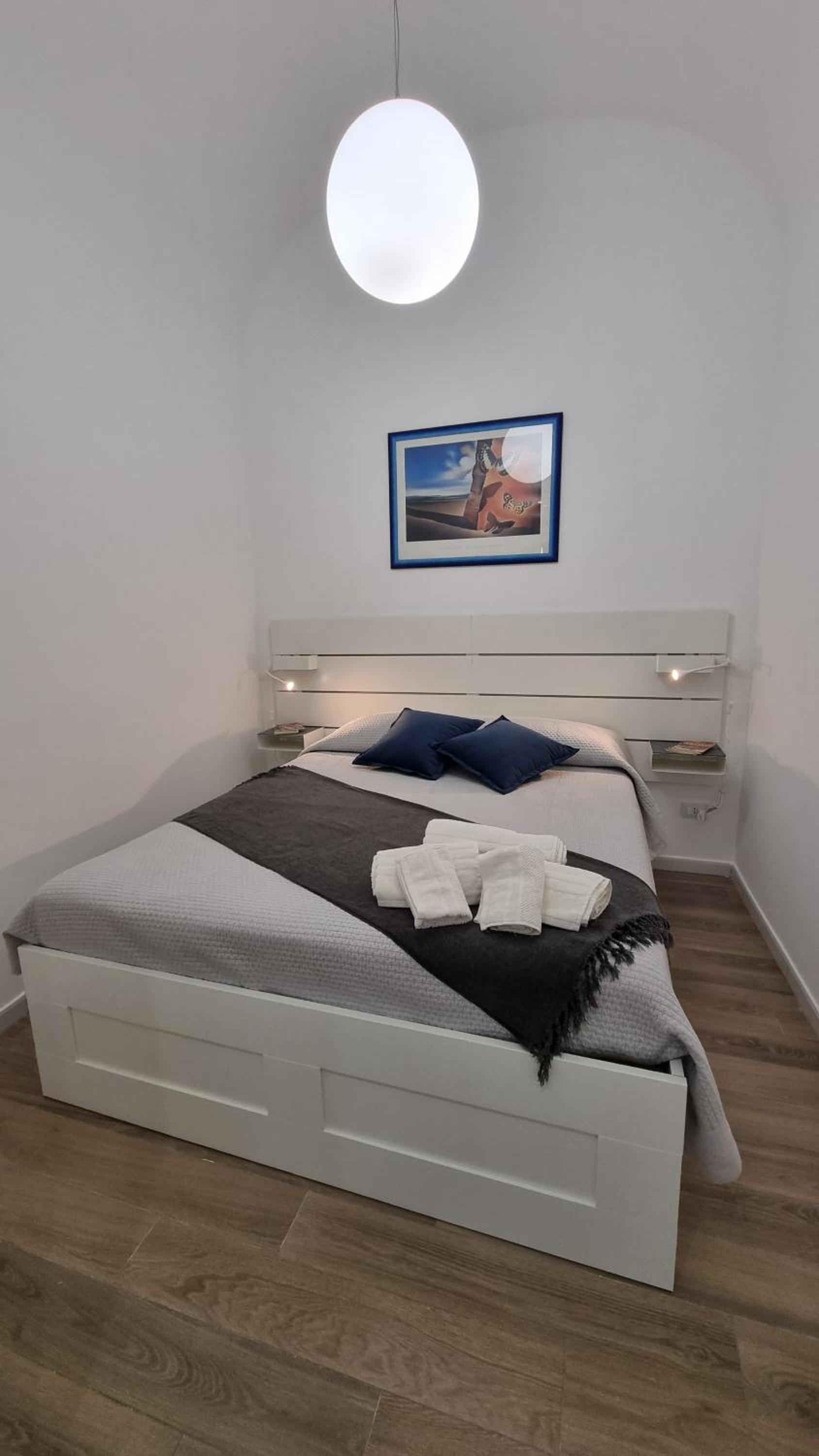 One-Bedroom Apartment photo 1