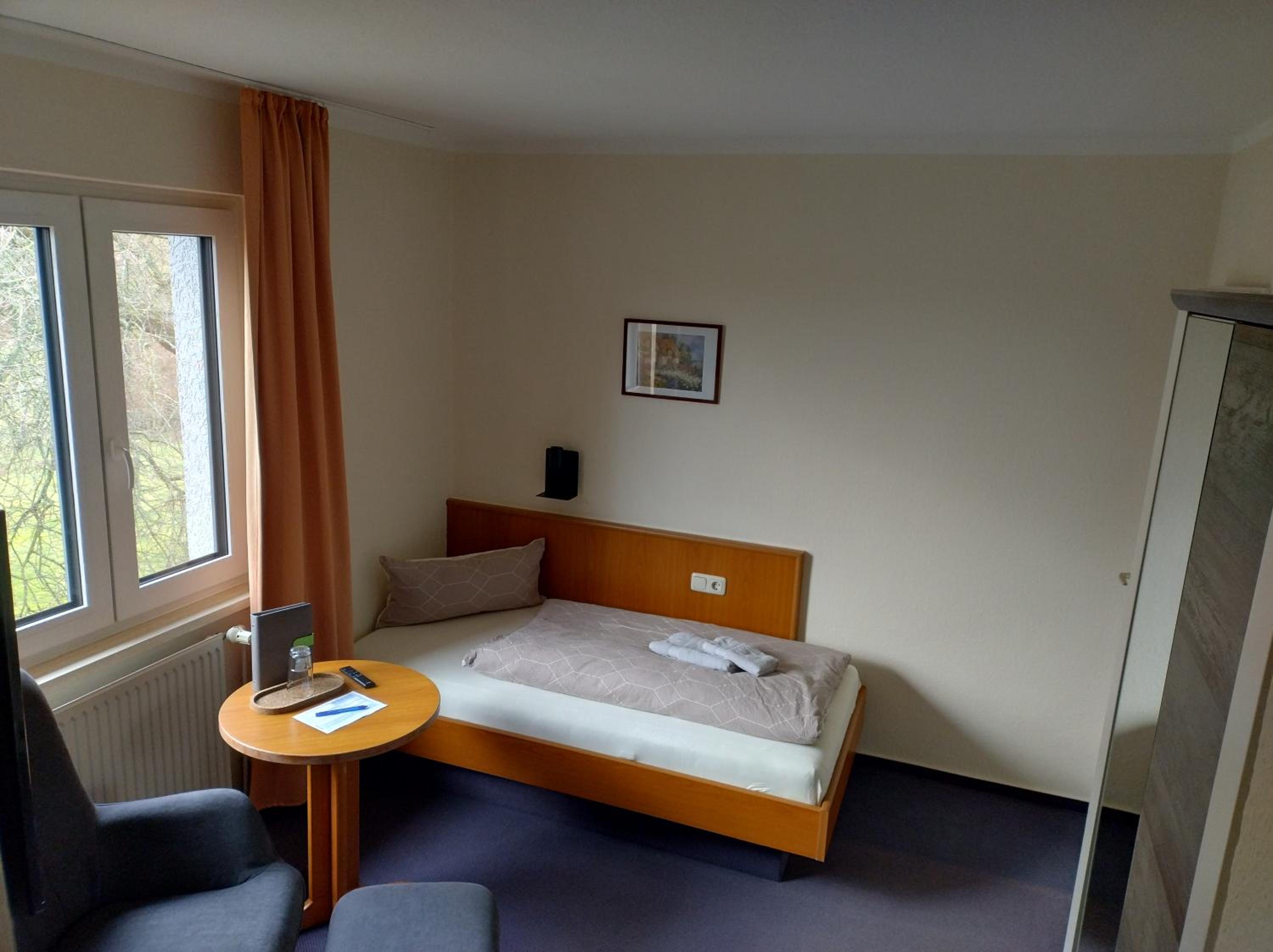 Single Room with Bathroom photo 2
