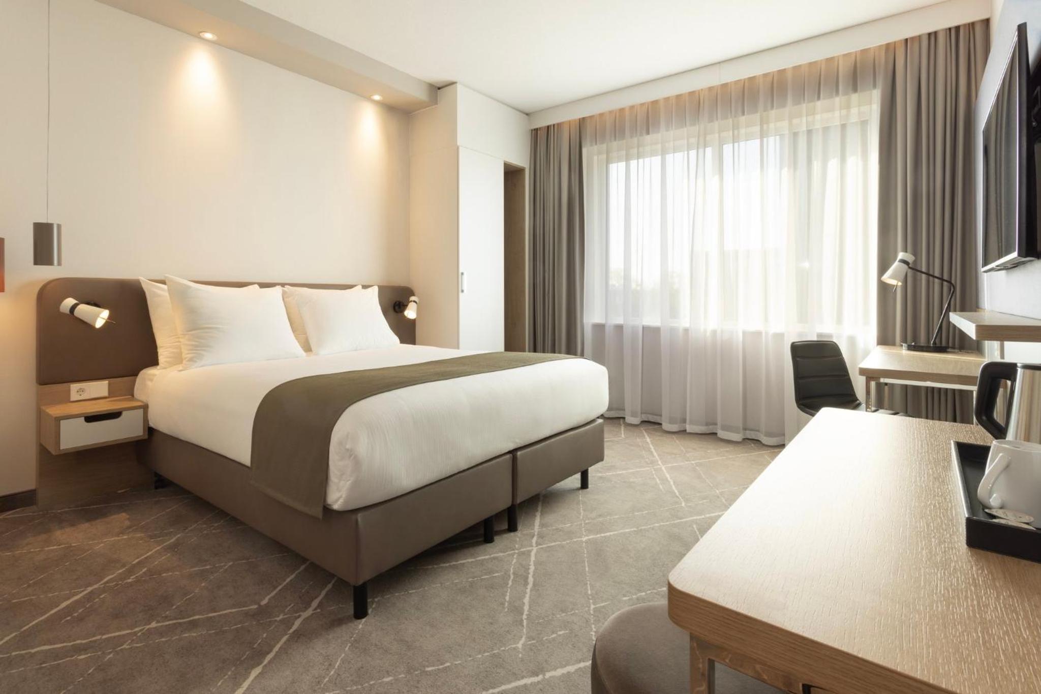 Standard King Room with Single Sofa Bed - Low Floor - Photo 2
