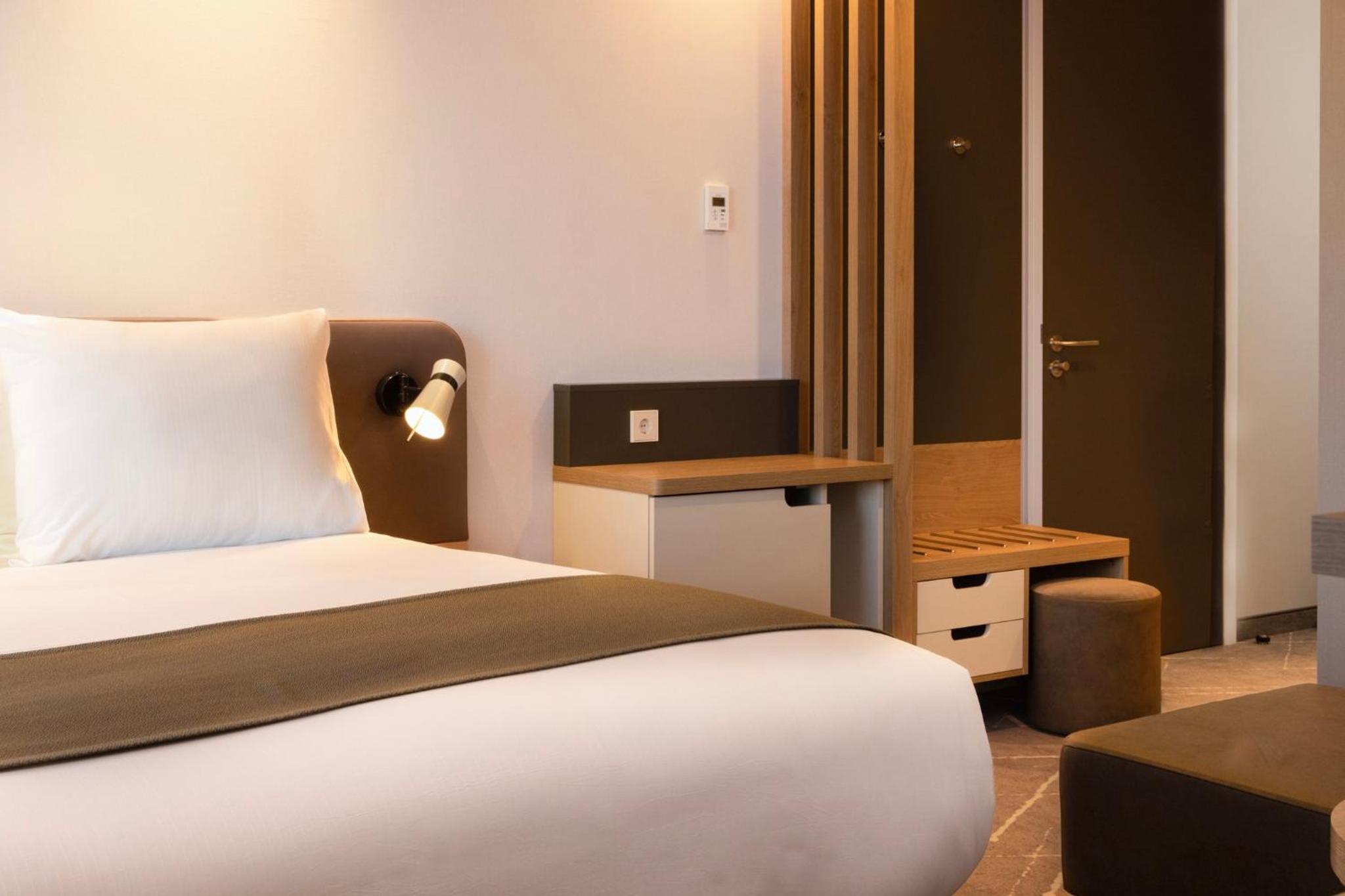 Standard King Room - Photo 6