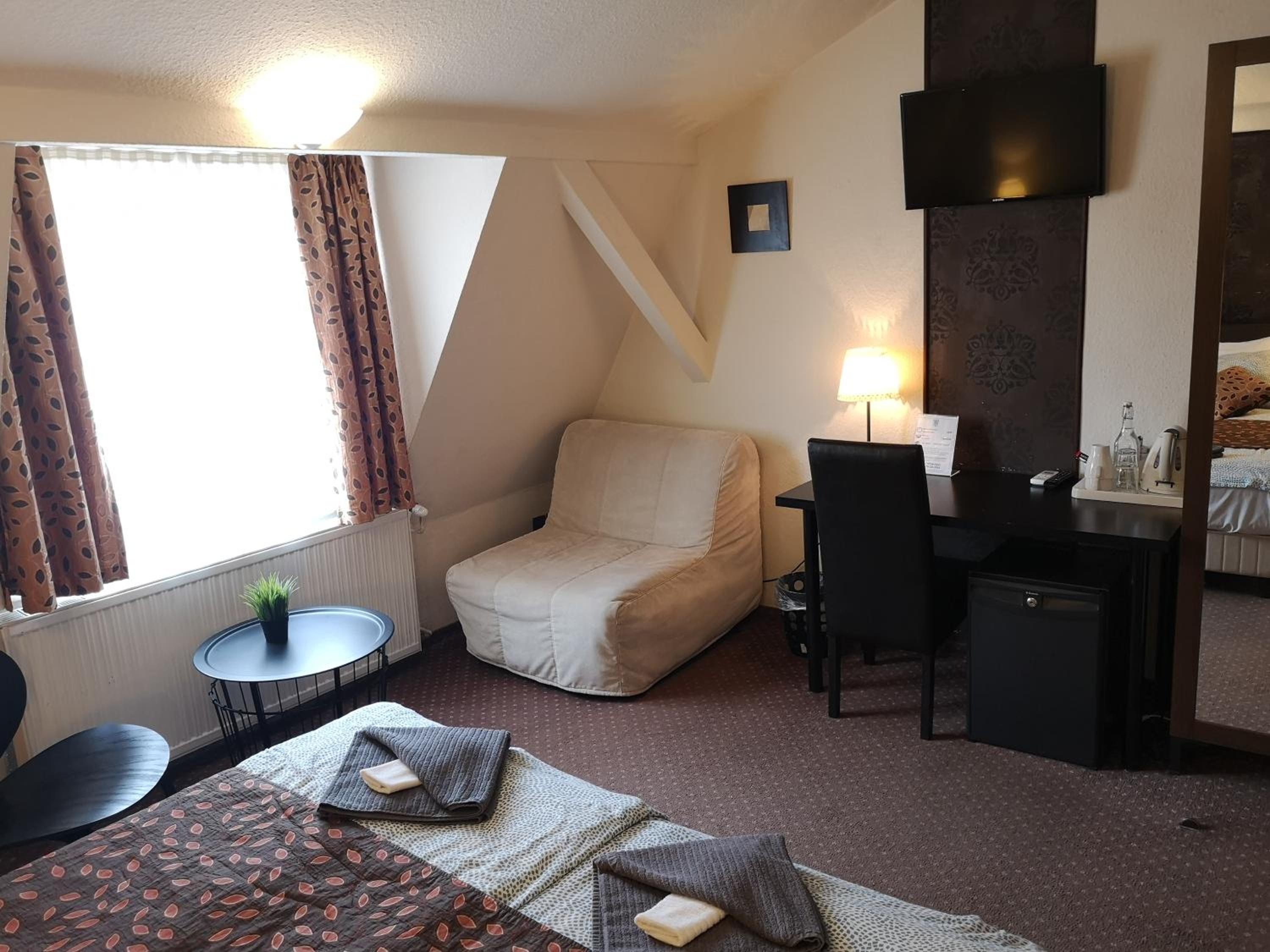 Standard Double or Twin Room - Photo 4