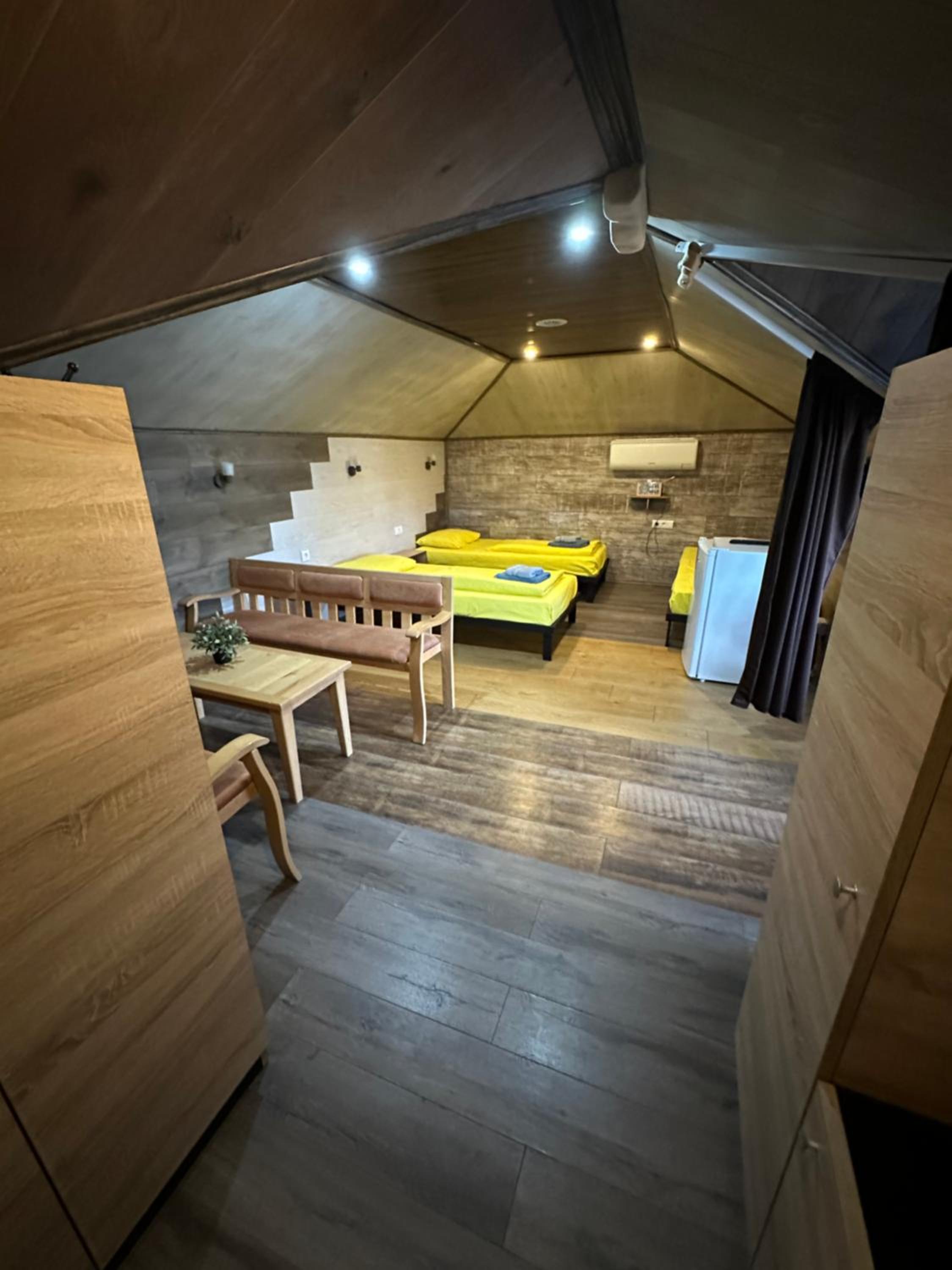 Apartment with Mountain View