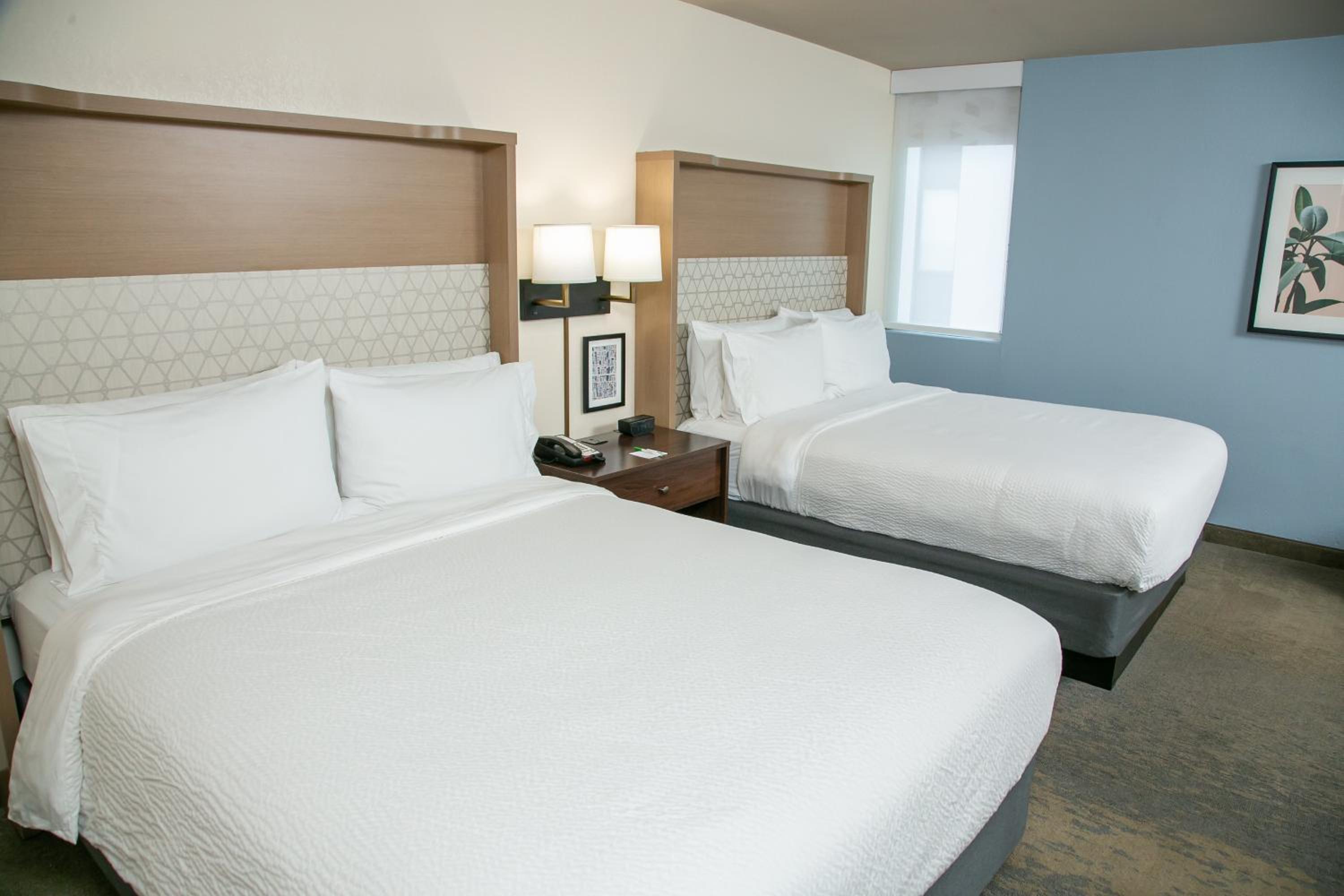 Queen Suite with Two Queen Beds - Photo 2