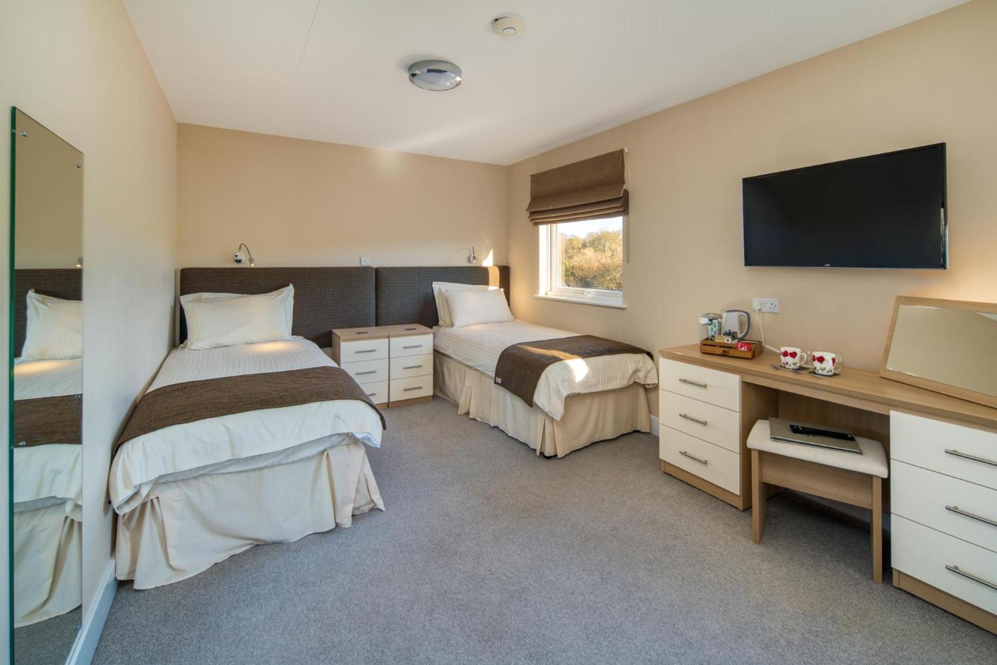 Five-Bedroom House photo 2