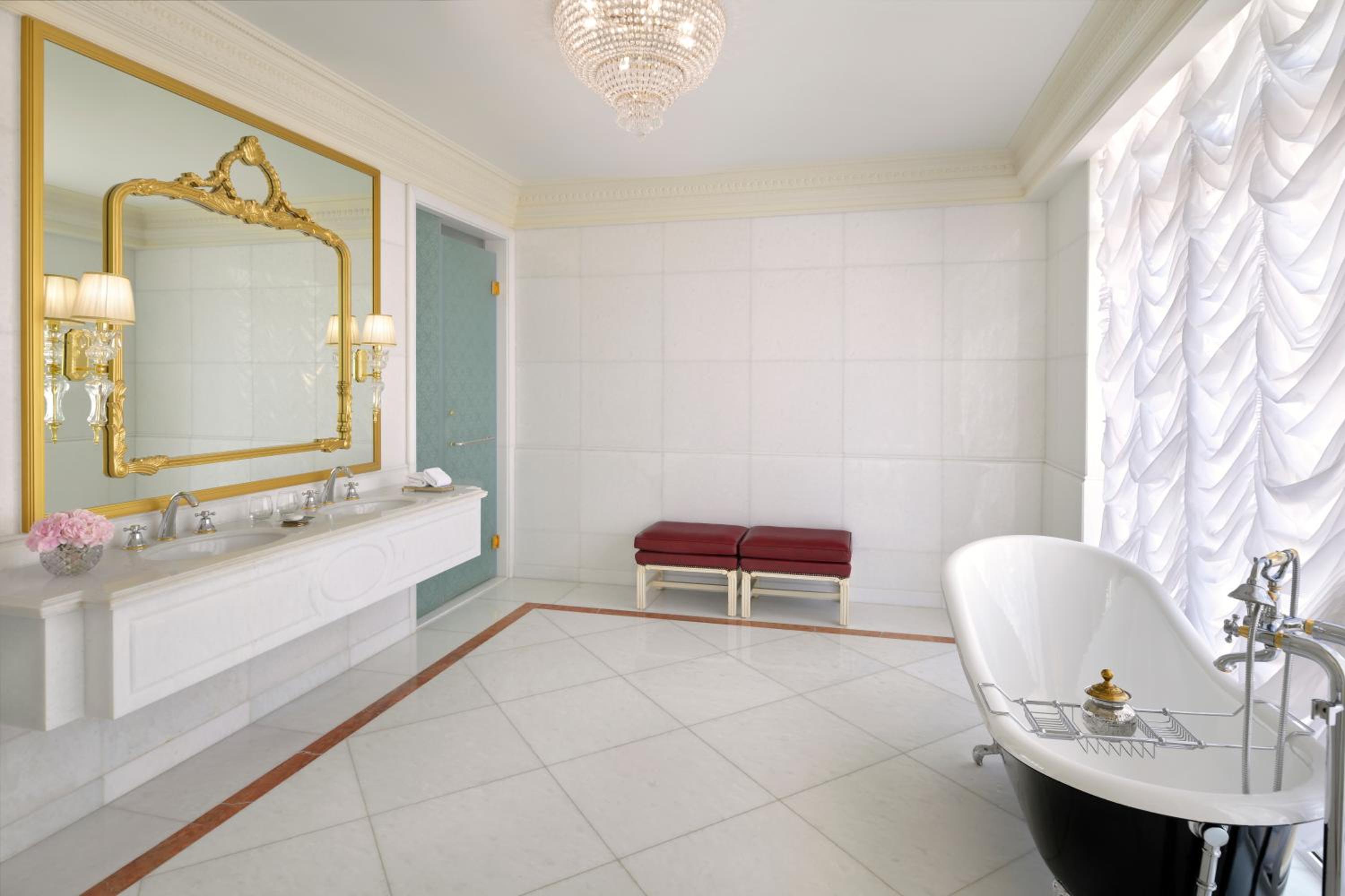 Premier Suite with Lounge Access