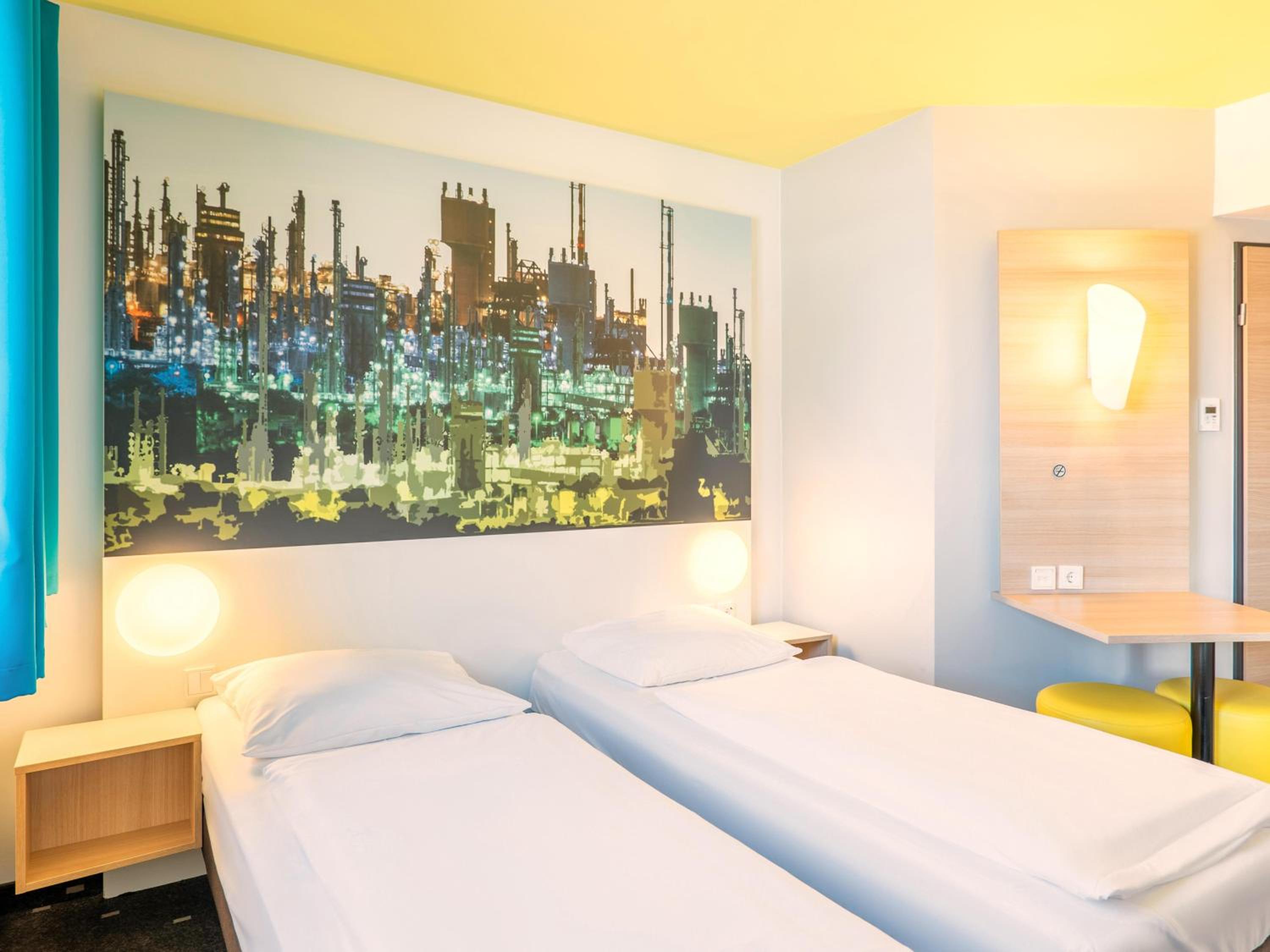 Twin Room thumbnail 5