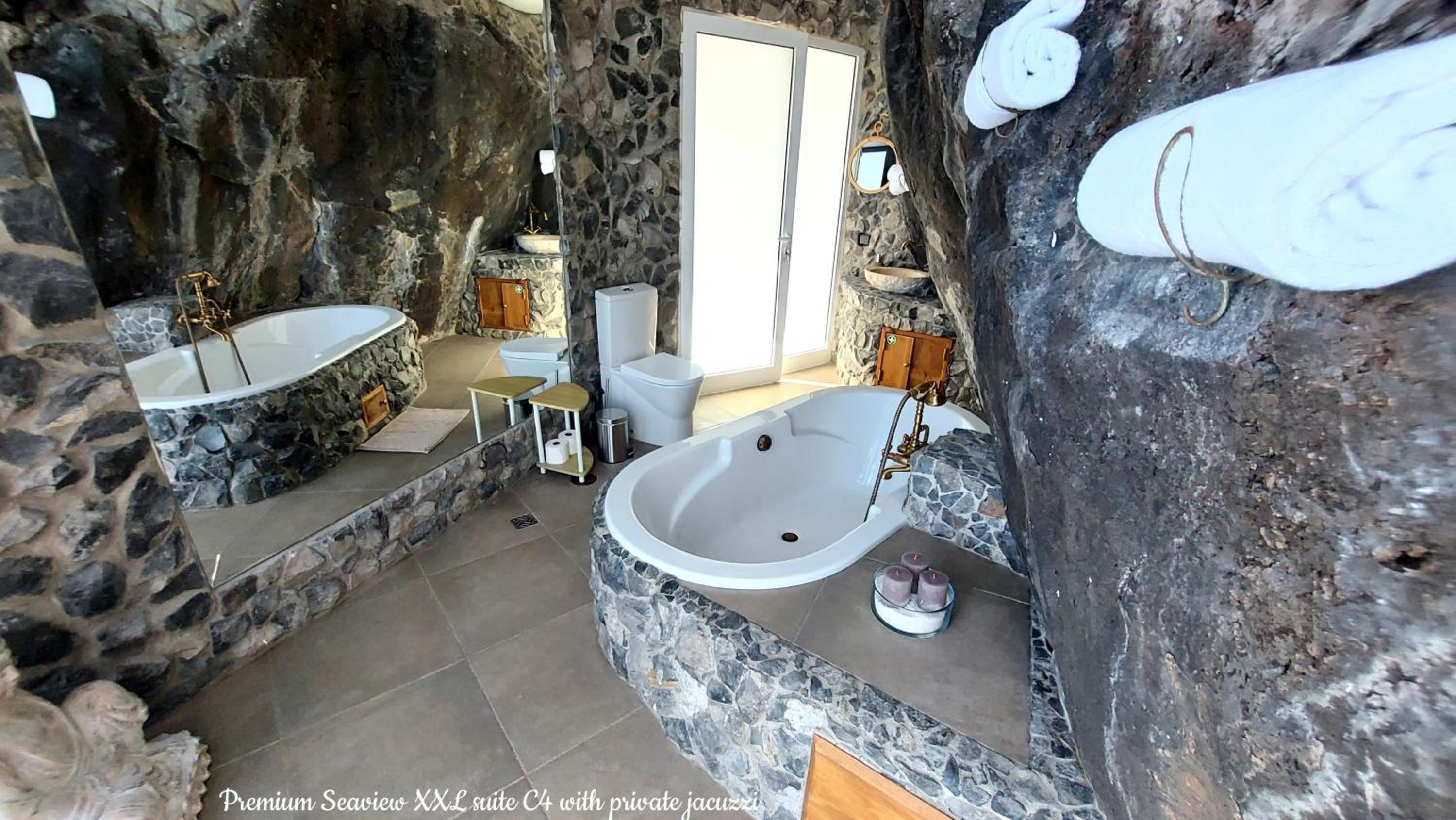 Deluxe Suite with Spa Bath photo 2