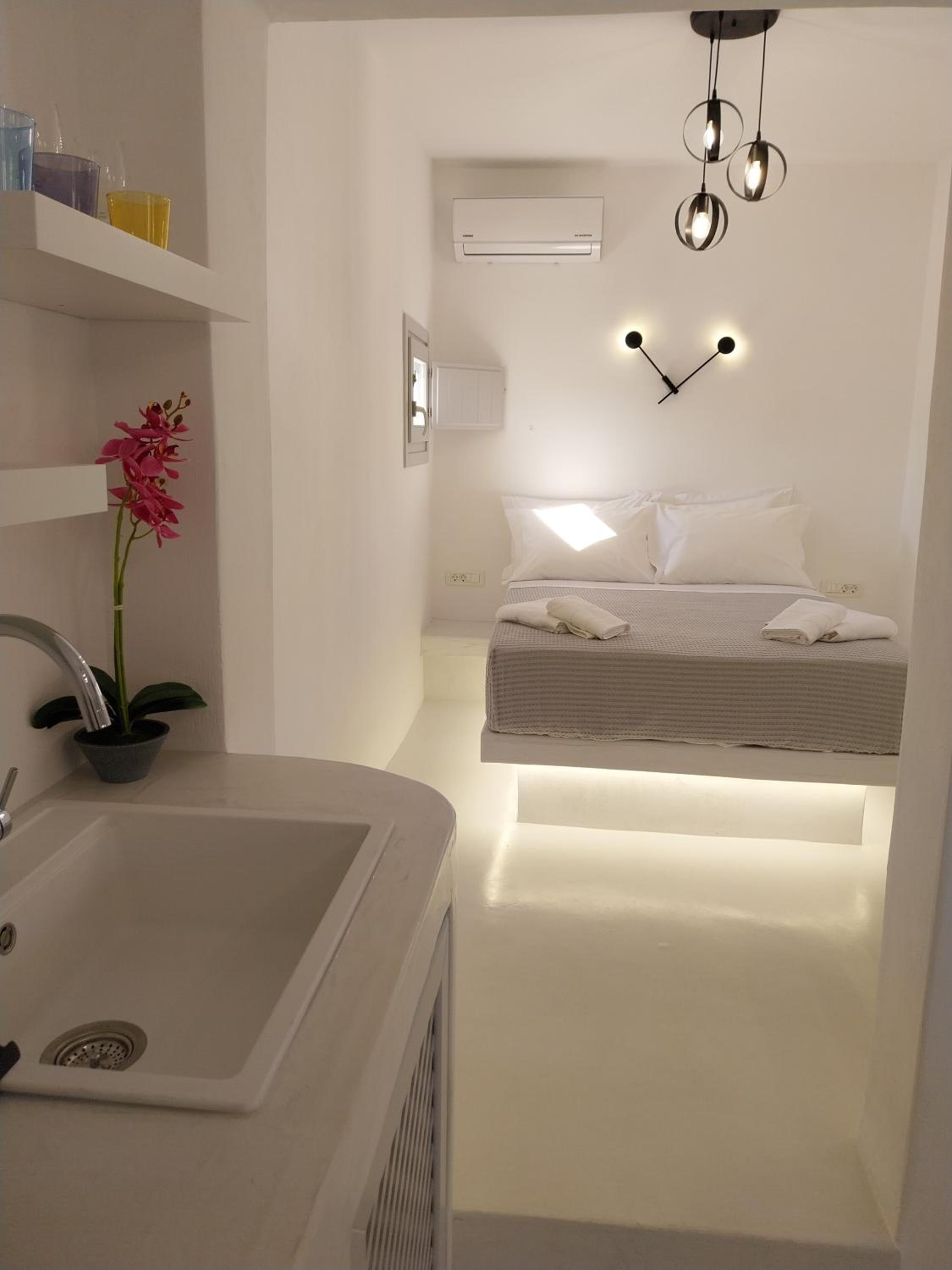 Deluxe Room - Photo 17