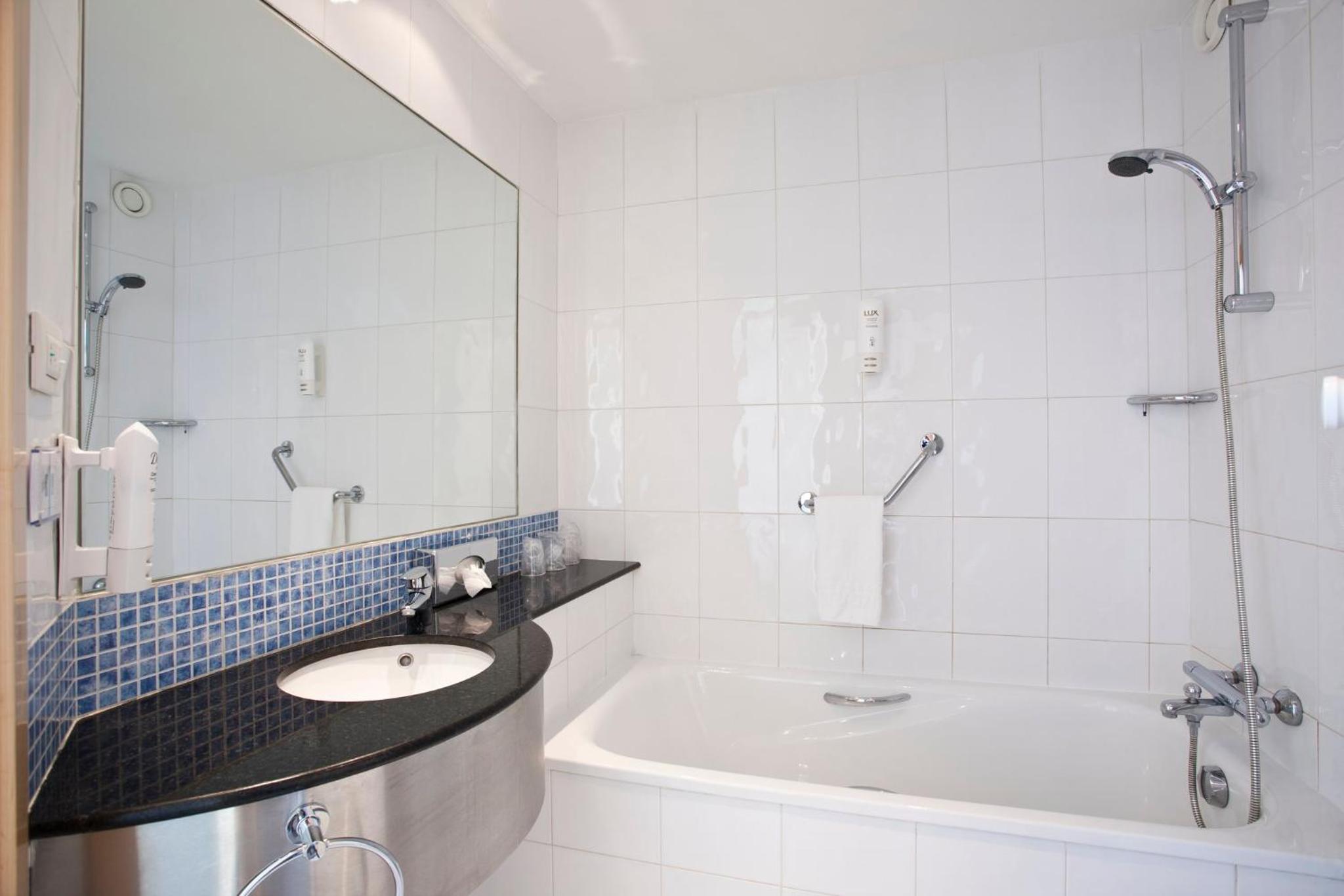 Standard Twin Room with Free Breakfast - Photo 5
