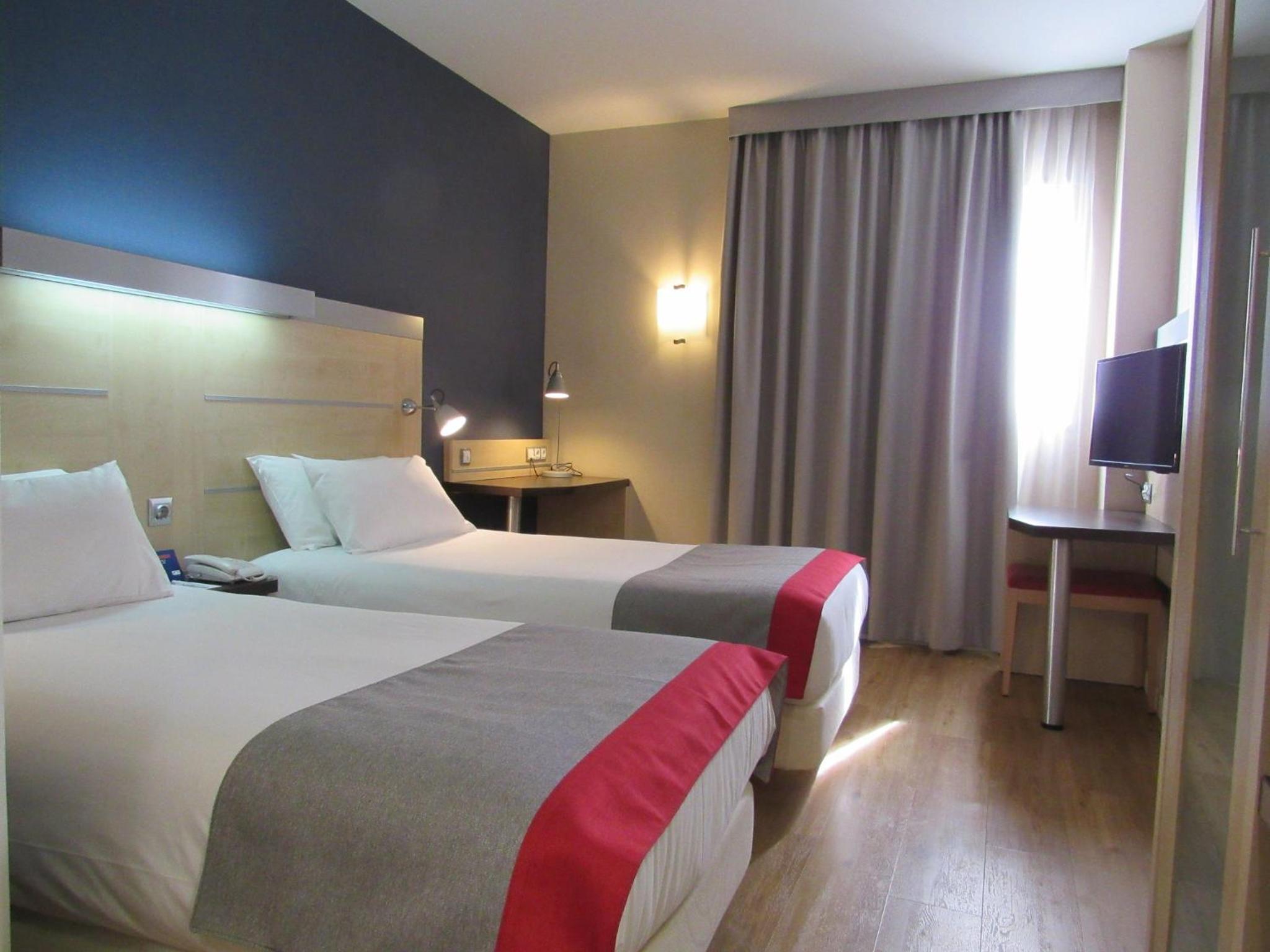 Standard Twin Room with Free Breakfast - Photo 12