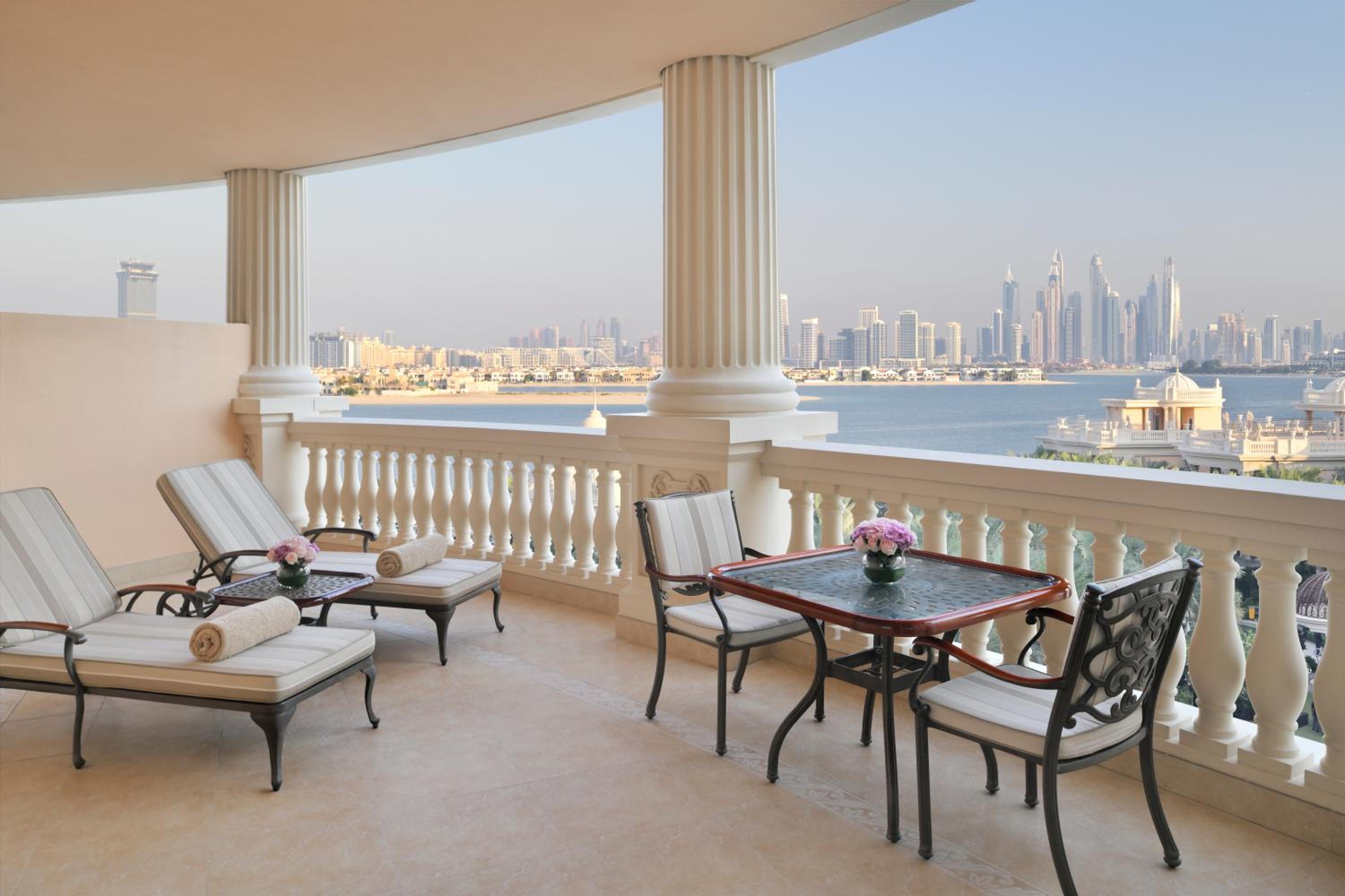 One-Bedroom Premier Suite With Balcony And Lounge Access thumbnail 5
