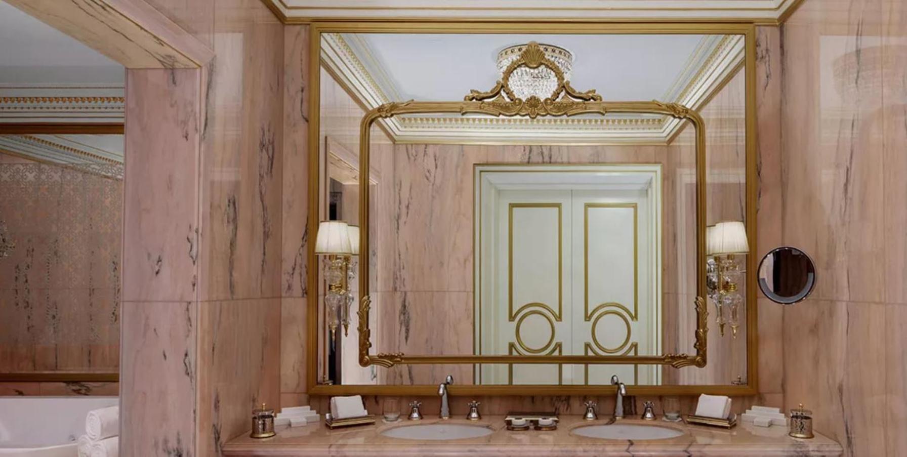 Raffles Presidential Suite With balcony and Lounge Access